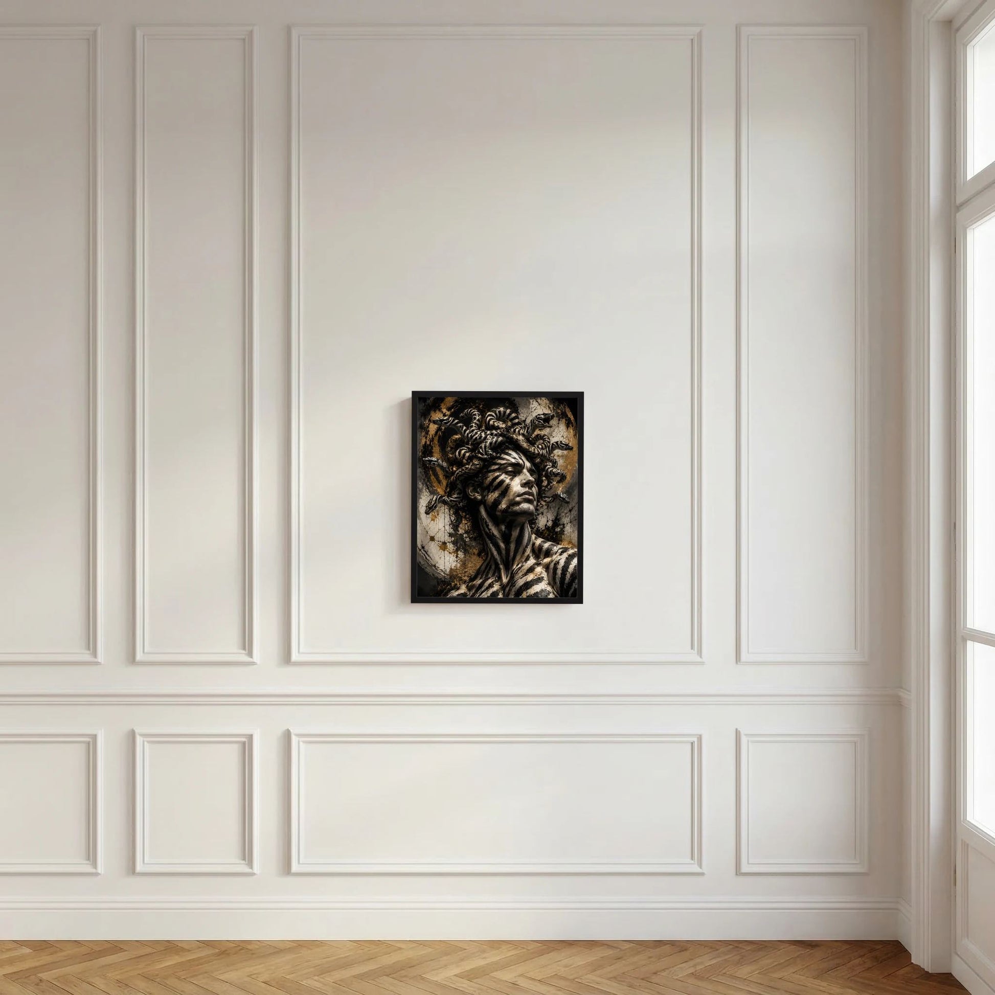 Gerahmtes Schwarz-Gold-Gorgonenkrieger-Poster an dekorierter Wand