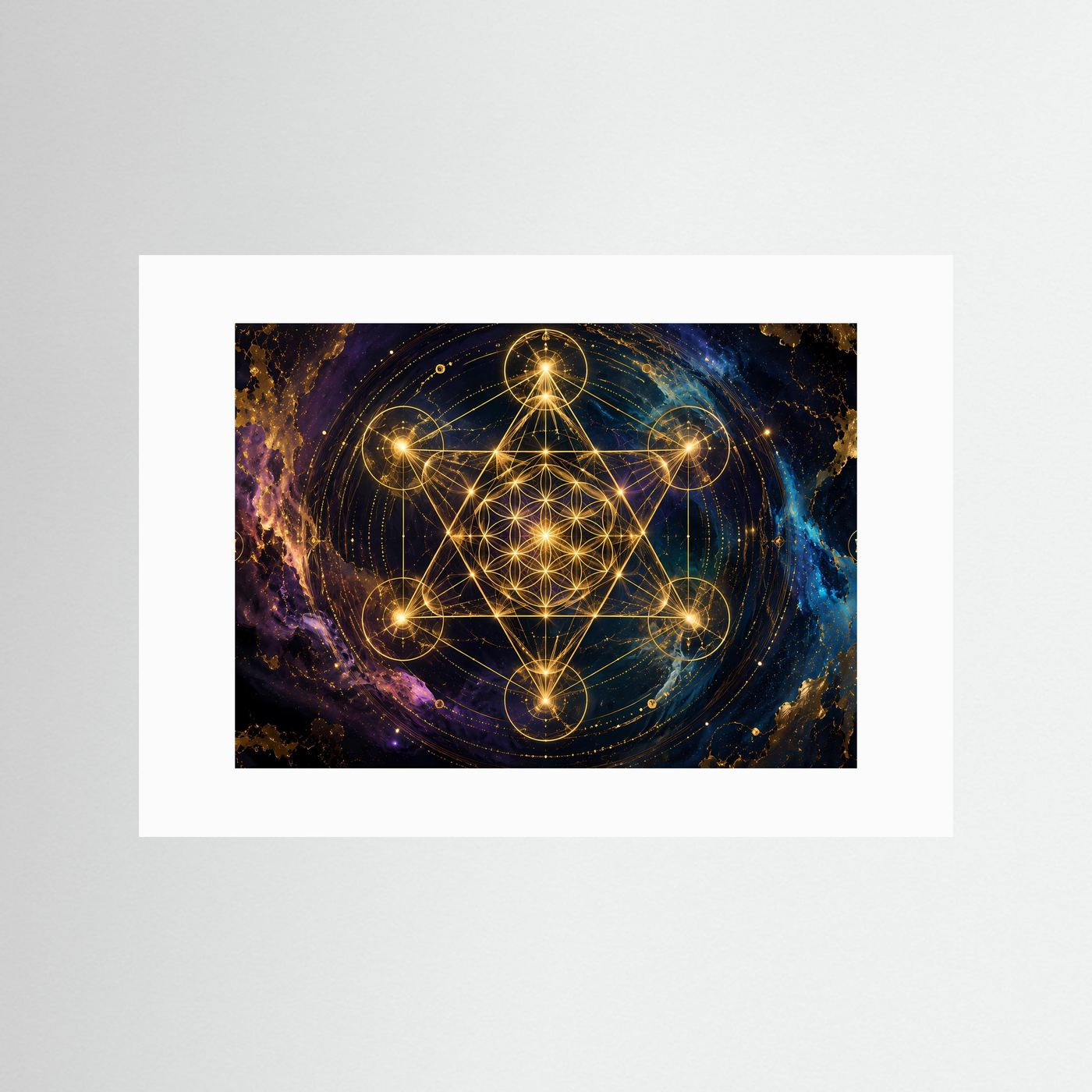 Poster mit Metatrons Würfel in Gold, kosmische Nebel, mit weißem Passepartout