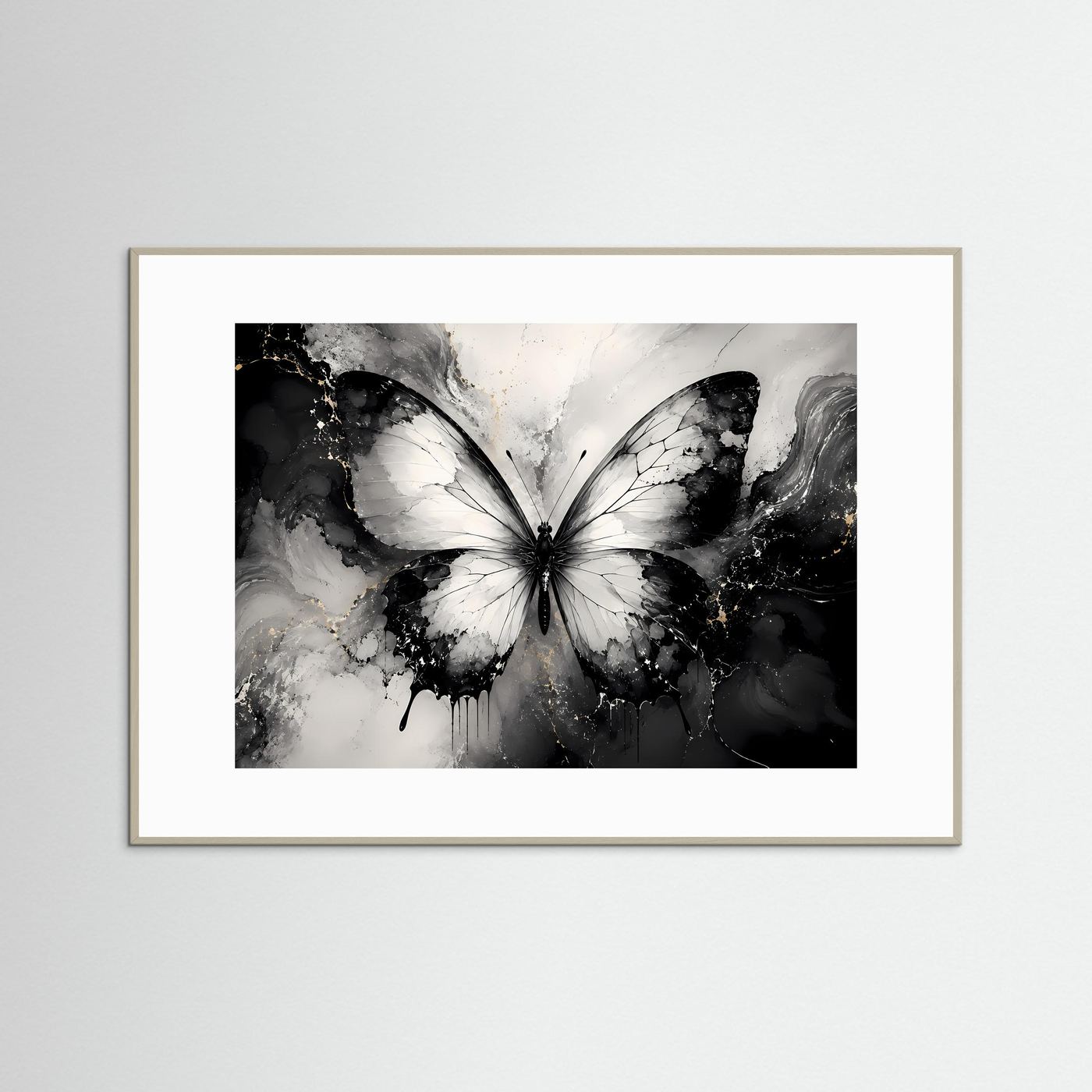 Gerahmtes Wandbild mit abstraktem Schwarzweiß-Schmetterling in hellem Rahmen