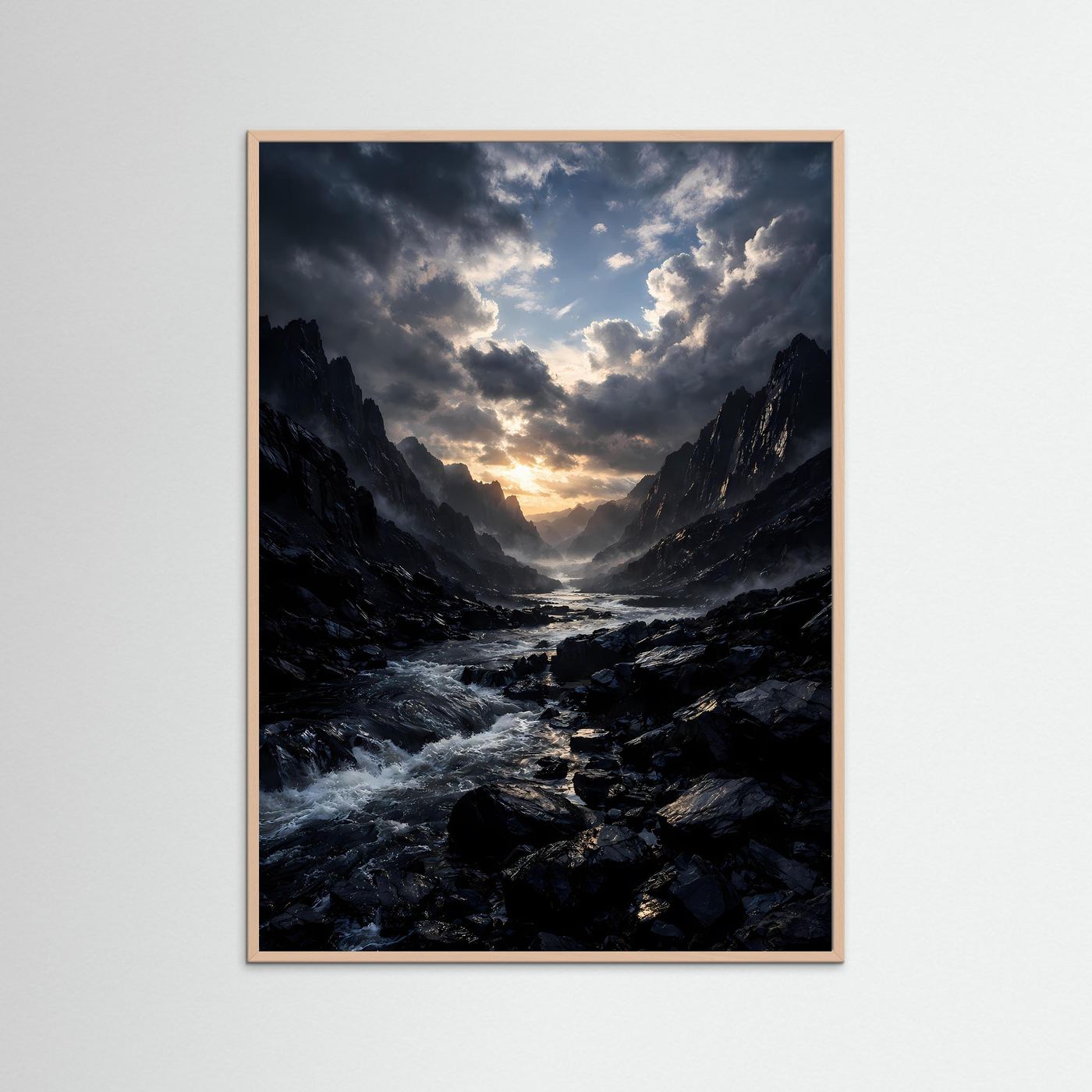 Hochformatiger Landschaftsdruck im braunen Holzrahmen, reißender Fluss und Abendhimmel