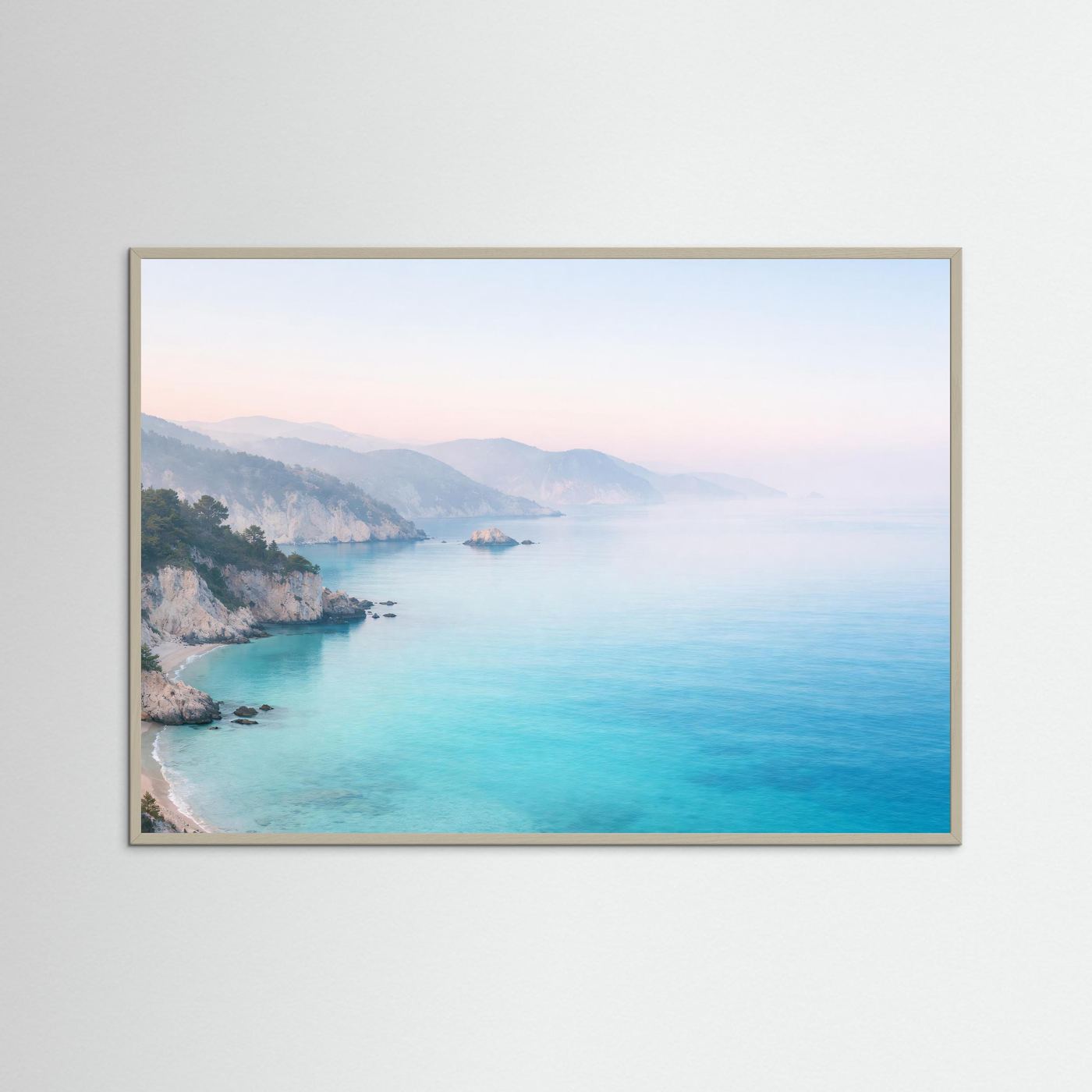 Poster Querformat im grauen Rahmen mit Küstenlinie, türkisblauem Meer und Dunst