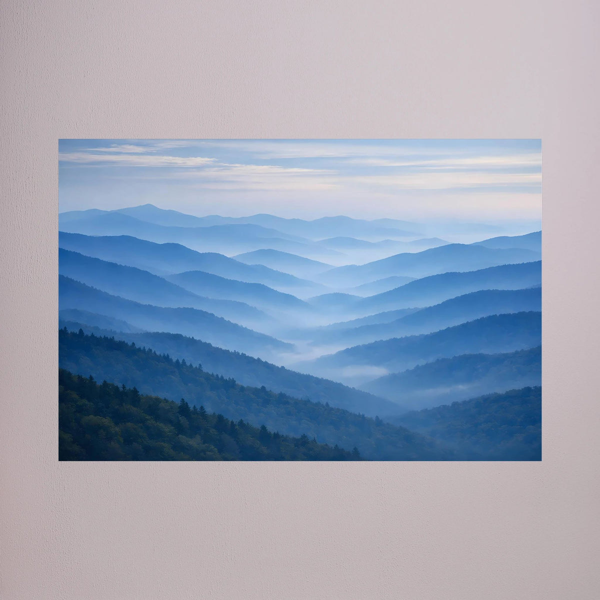 Querformatiges Poster mit nebligen Bergzügen und blauen Hügeln, klare Landschaftsmotive