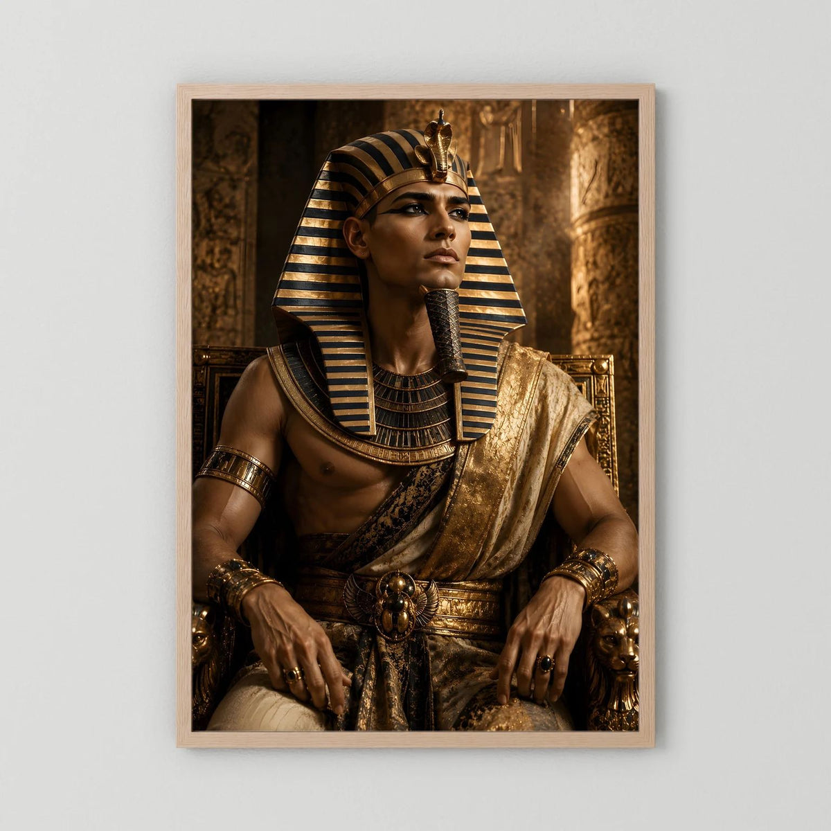 Wandposter mit hellem Holzrahmen: ägyptischer Pharao im goldenen Gewand mit gestreiftem Kopfschmuck