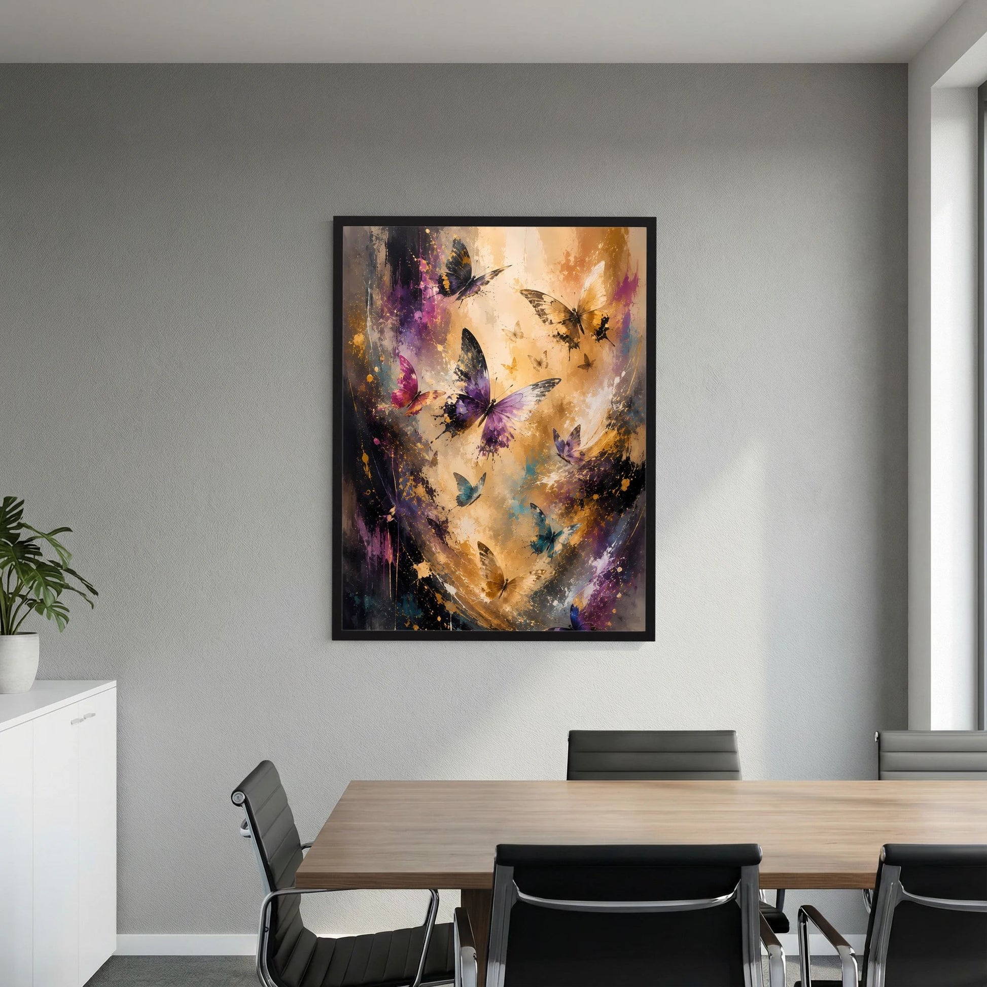 Hochformat-Poster mit abstrakten Schmetterlingen in Gold, Violett und Blau im Spritzmuster