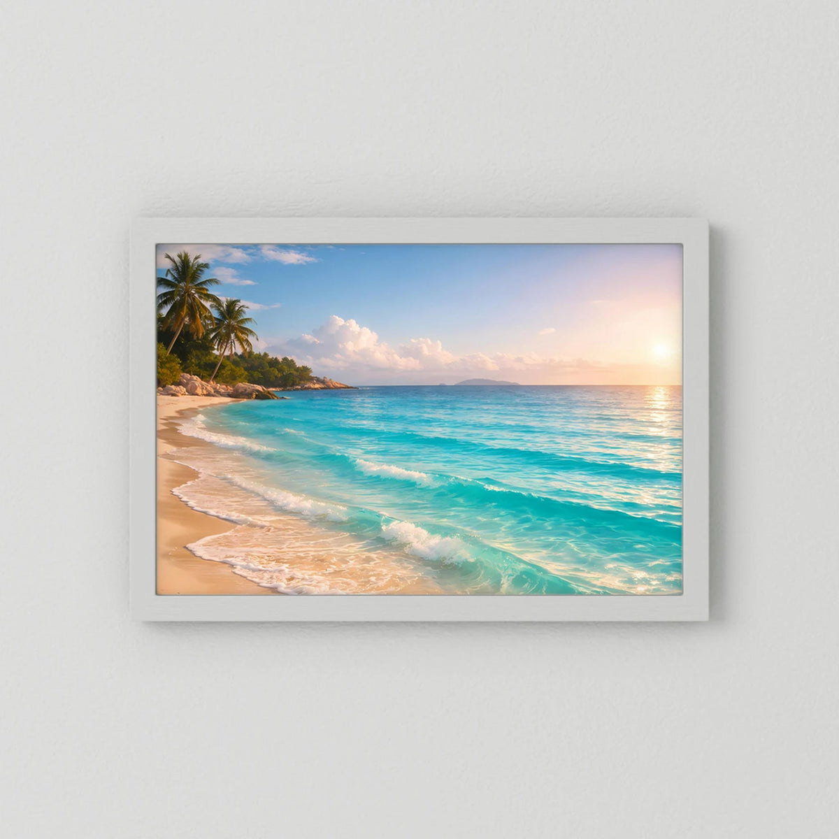 Gerahmtes Wandposter mit weißem Rahmen: tropischer Sandstrand bei Sonnenaufgang, türkises Meer