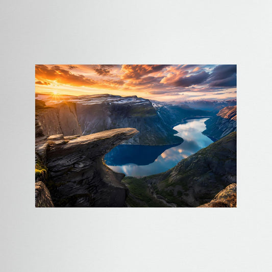 Querformat-Poster mit Fjord und Felsvorsprung bei Sonnenuntergang, blau eingefasst