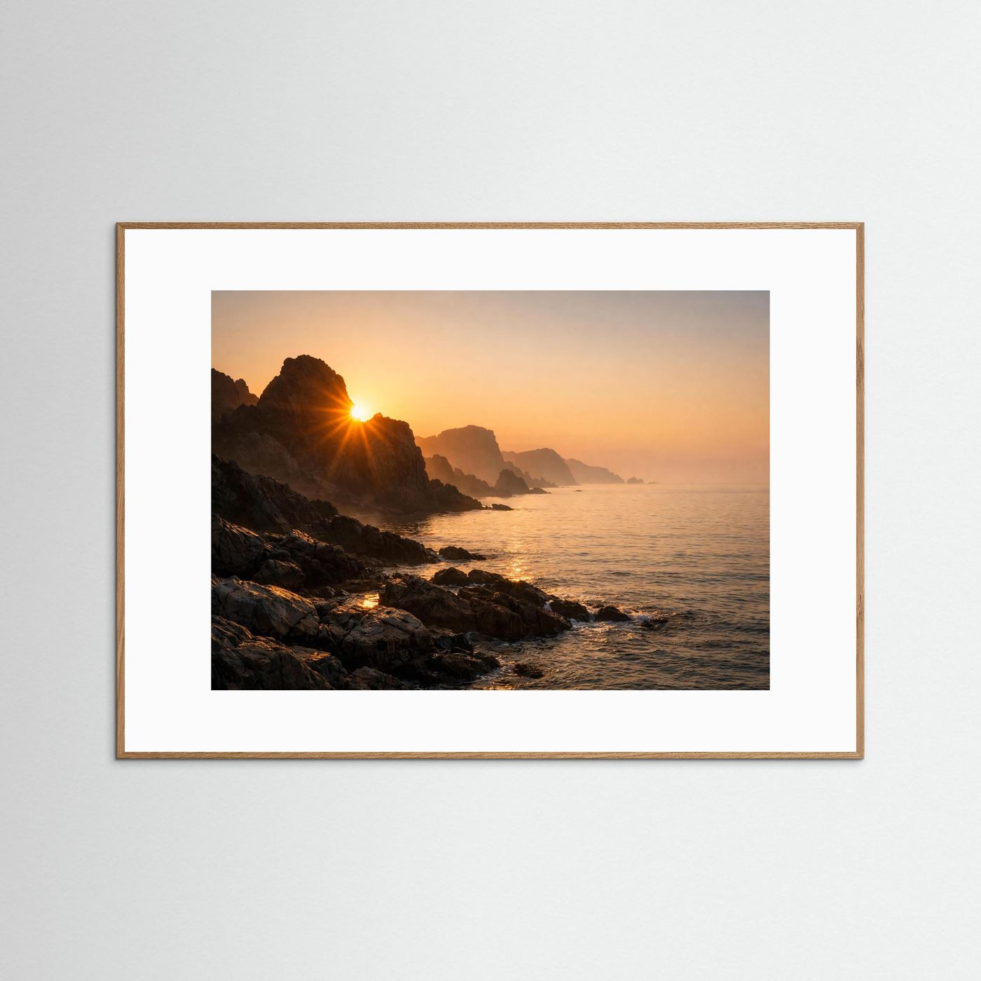 Poster Querformat: Sonnenaufgang an der Felsküste, Meer und Felsen, naturfarbener Holzrahmen