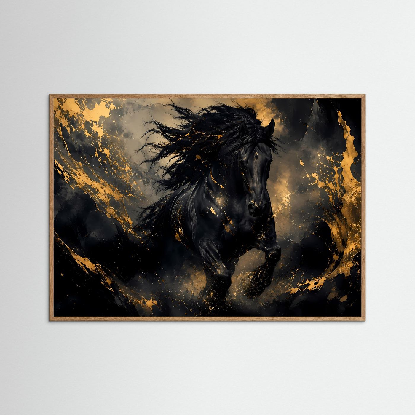 Tierposter im hellen Holzrahmen: schwarzes Pferd mit goldfarbenen Highlights