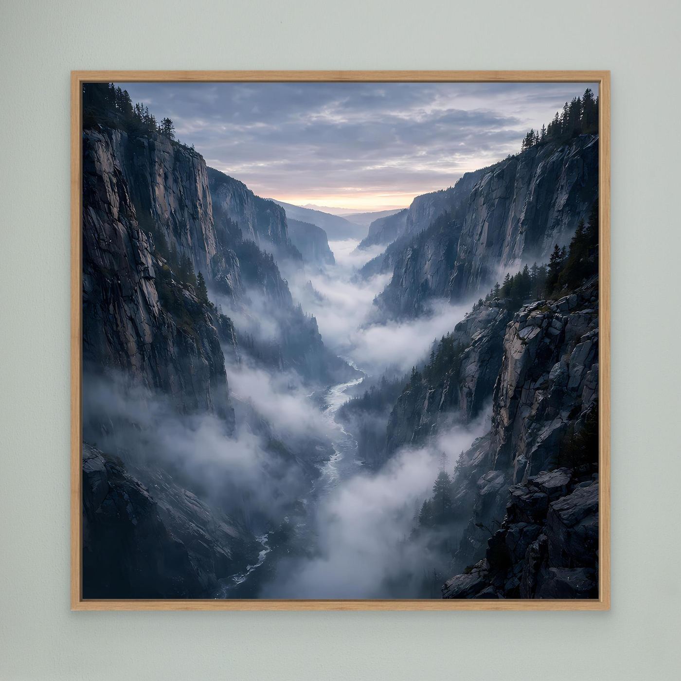 Leinwandbild Neblige Schlucht mit Holzrahmen (Eiche): grau-blaue Felsberge, Nebel im Tal