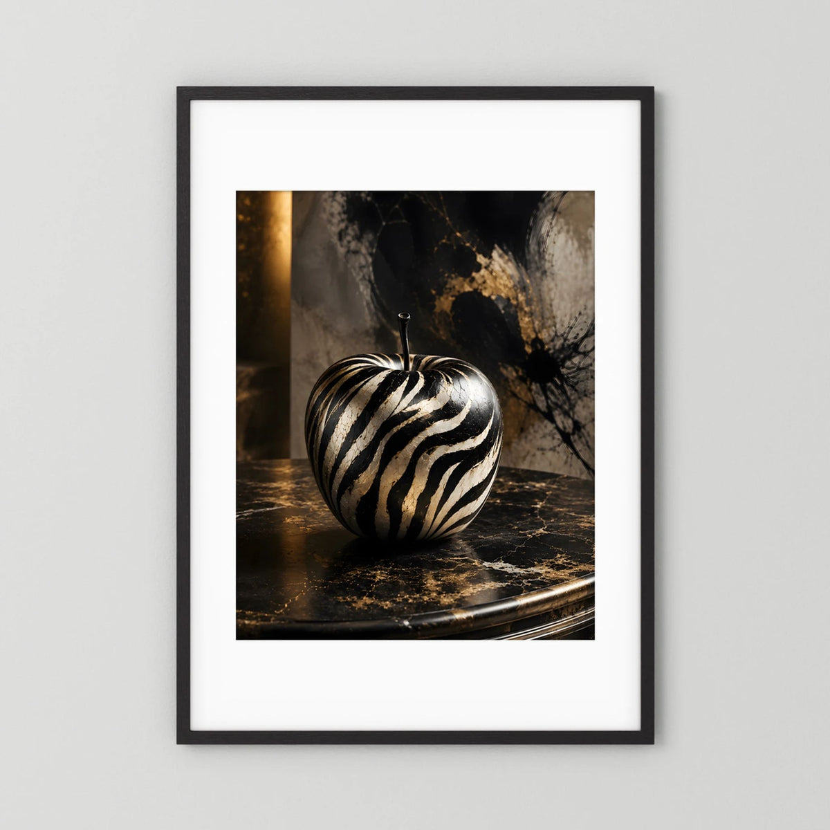 Kunstposter mit zebra-gestreiftem Apfel im schwarzen Rahmen mit weißem Rand