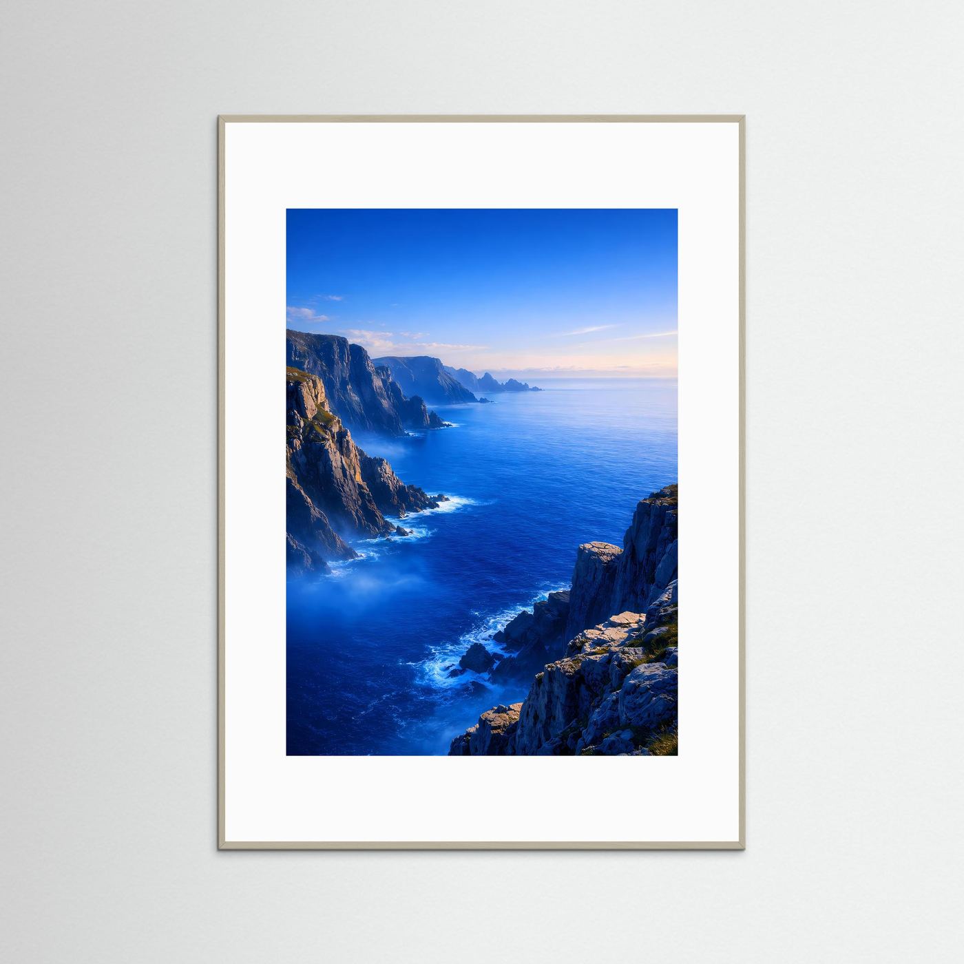 Hochformat-Ozeanposter mit Klippenküste in Blau, im grauen Bilderrahmen