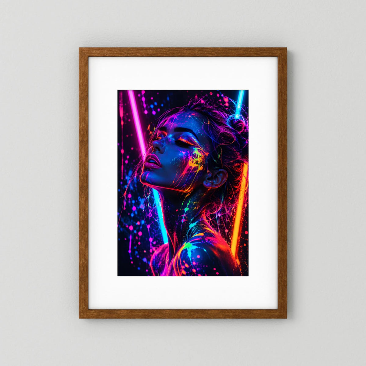 Poster mit dunklem Holzrahmen: Frau seitlich im Neon-Look mit Farbklecksen
