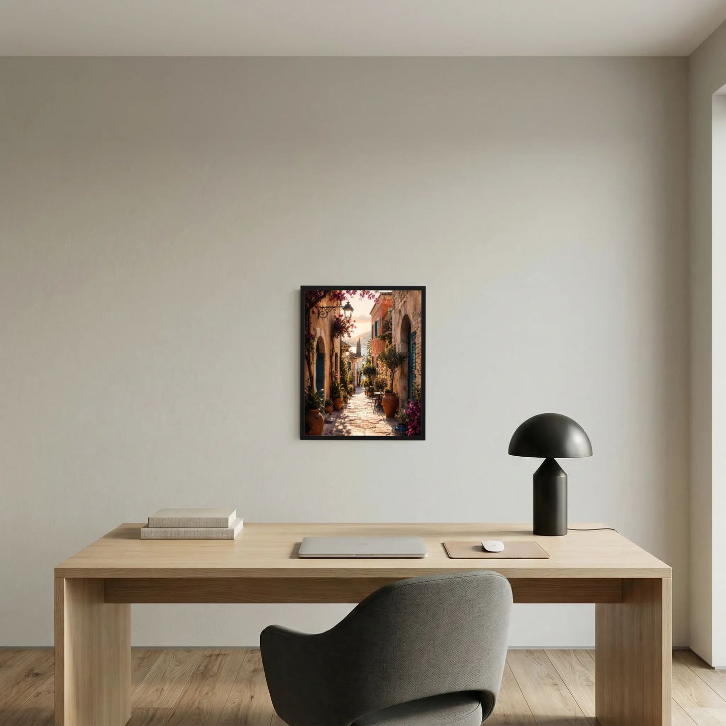 Kleines gerahmtes Poster mit mediterraner Gasse, Bögen, Pflanzen in Töpfen und Blüten