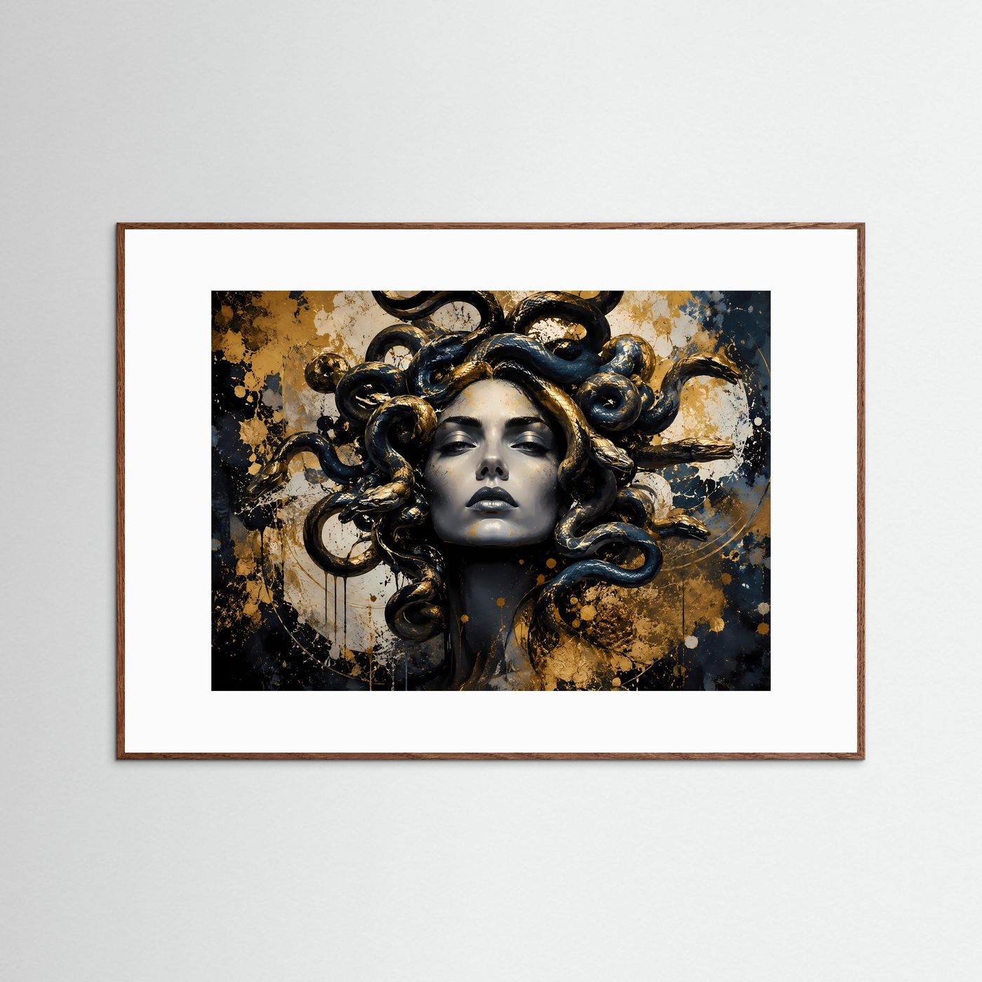 Gerahmtes Wandbild mit Medusenmotiv in Schwarz und Gold, brauner Holzrahmen