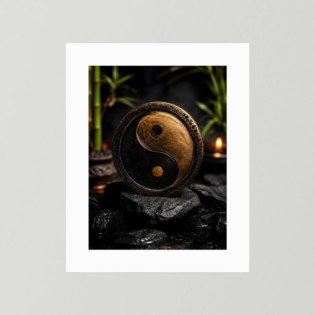Yin-Yang-Wandbild im Hochformat ohne Rahmen, goldenes Symbol auf dunklen Steinen