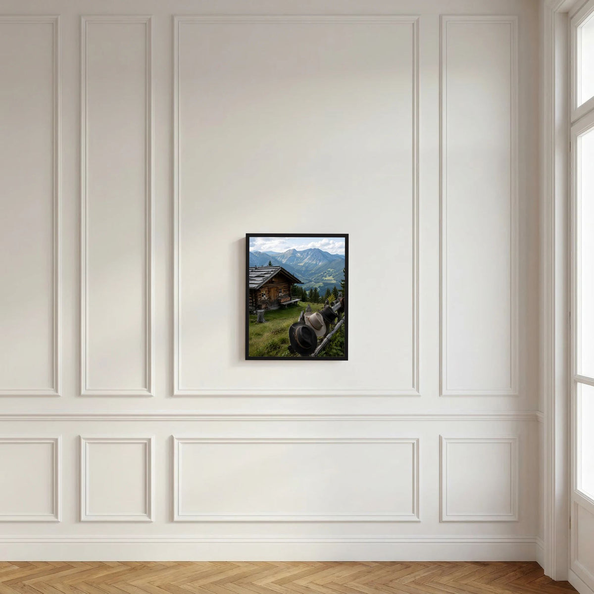 Gerahmtes Hochformat-Landschaftsposter mit Berghütte, Bergpanorama und Hüten, schwarzer Rahmen