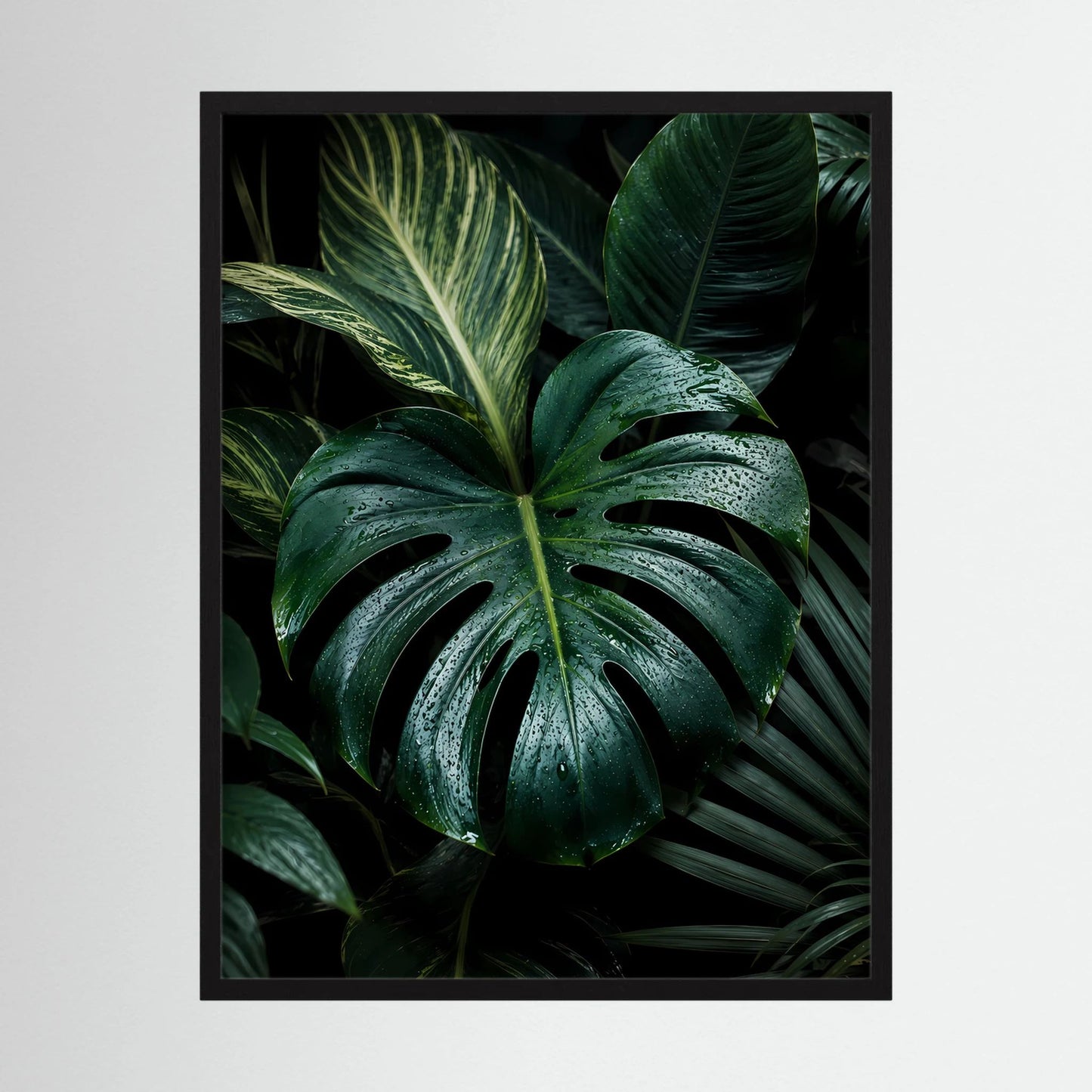 Gerahmtes Poster mit dunklen Monstera-Tropenblättern, schwarzer Rahmen