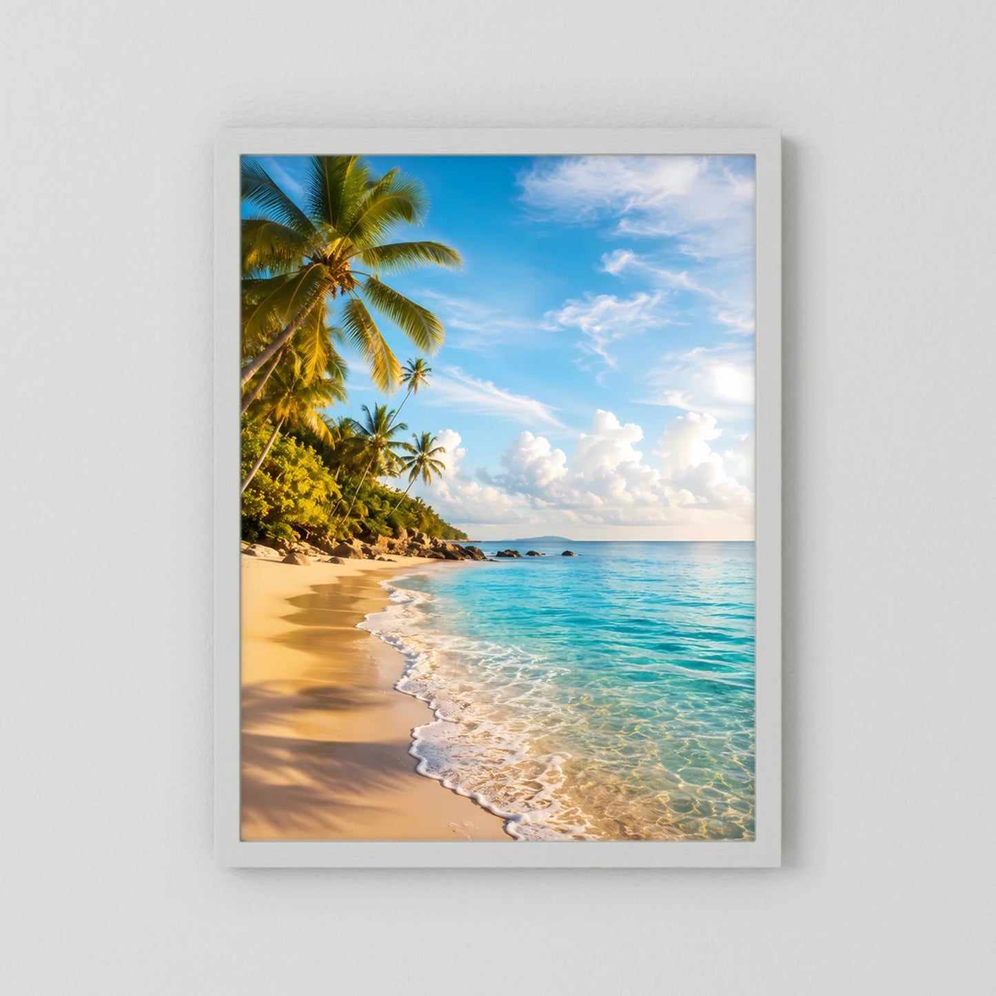 Hochformat-Poster im hellgrauen Rahmen: Palmenstrand mit türkisblauem Meer und goldenen Sand