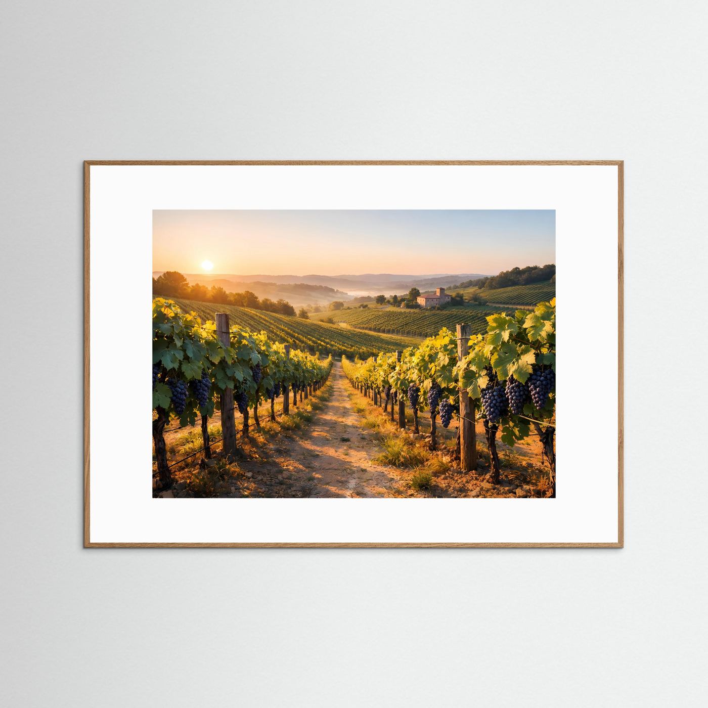Gerahmtes Weinberg-Poster im Querformat mit Sonnenaufgang, Rebenreihen, heller Holzrahmen.