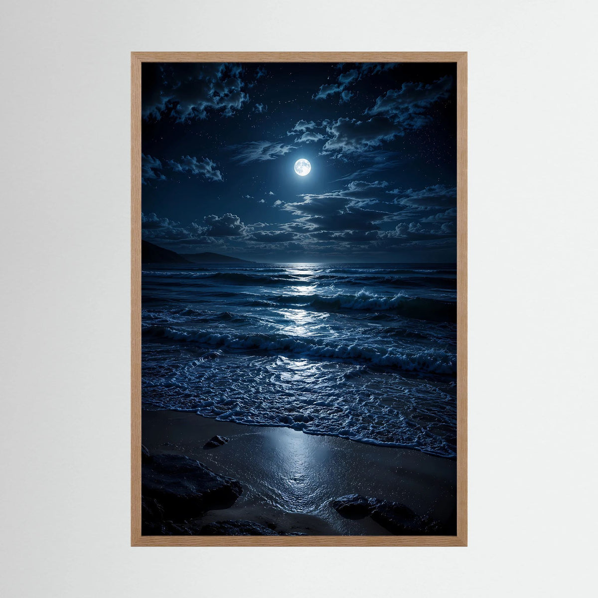 Hochkant-Poster mit Mondschein über dunklem Meer und Wellen, im hellem Holzrahmen