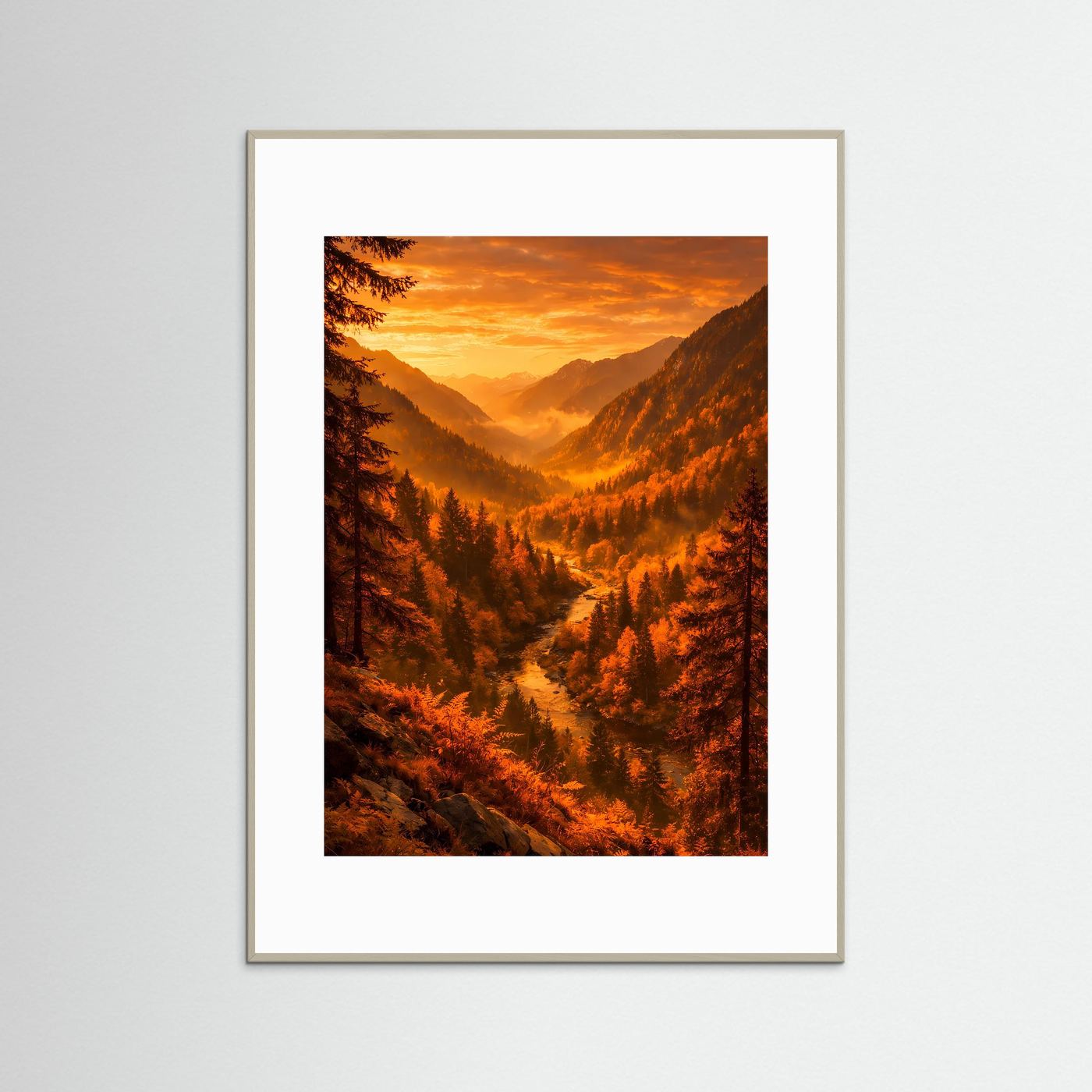 Hochformatiges Naturkunstposter im grauen Rahmen, Nadelwaldtal mit goldenem Abendhimmel