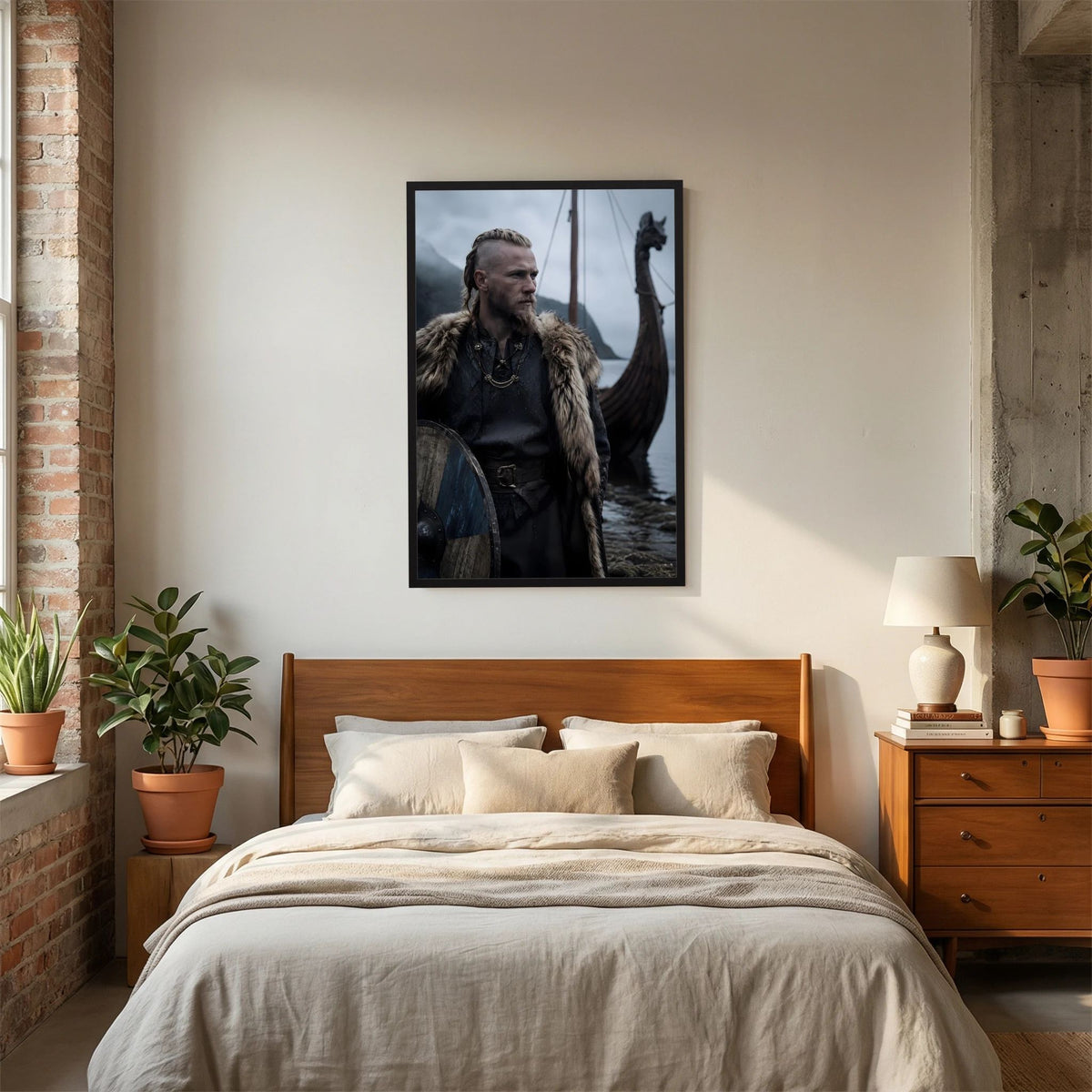 Wikinger-Poster im schwarzen Rahmen: Nordischer Seefahrer mit Fellmantel und Schild
