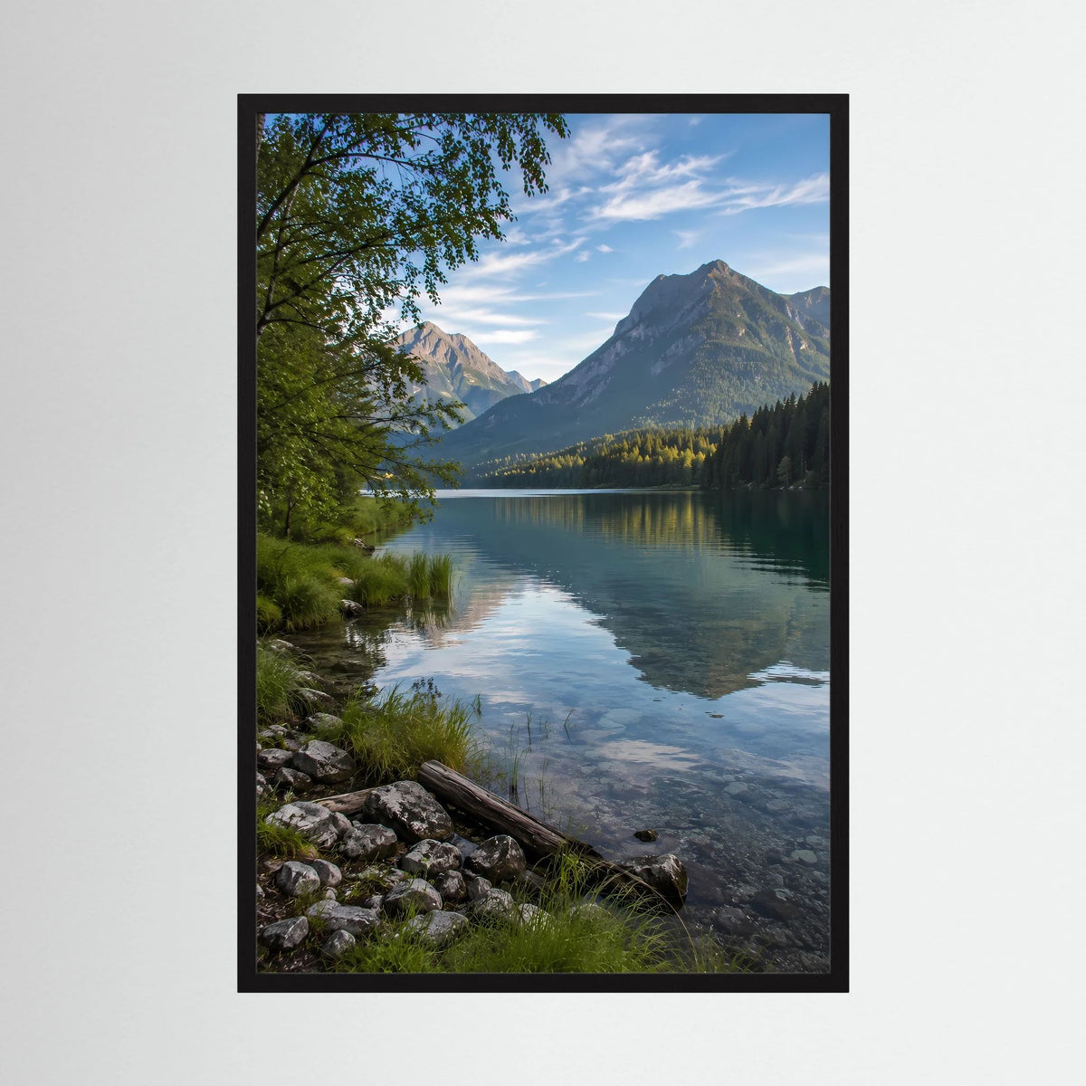 Hochformat-Poster mit Landschaftsmotiv: See, Berge und Wald, schwarz gerahmt