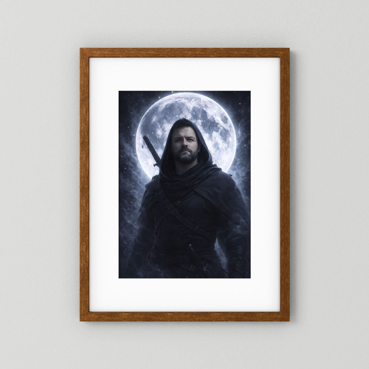 Fantasy-Poster mit mystischem Krieger vor Vollmond, brauner Holzrahmen und weißes Passepartout