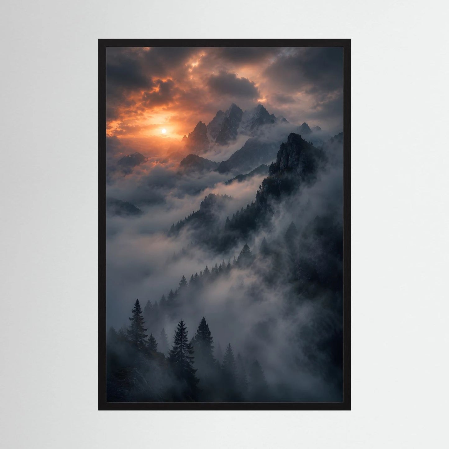 Berge im Nebel Poster mit Sonnenuntergang, düstere Bergspitzen, Tannenwald im schwarzen Rahmen.