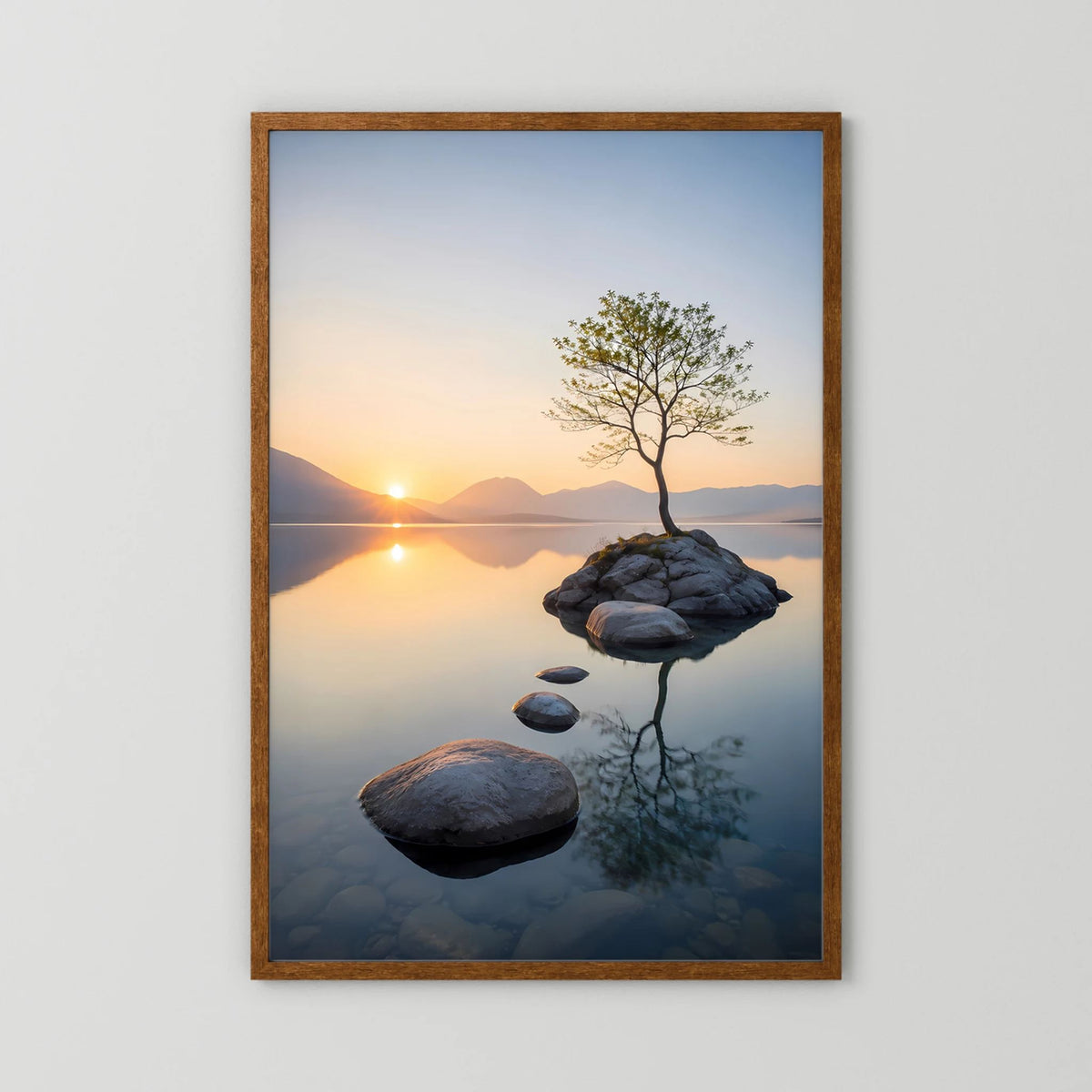 Baum im Bergsee bei Sonnenuntergang | Ruhige Natur mit Spiegelung | Poster Hochformat