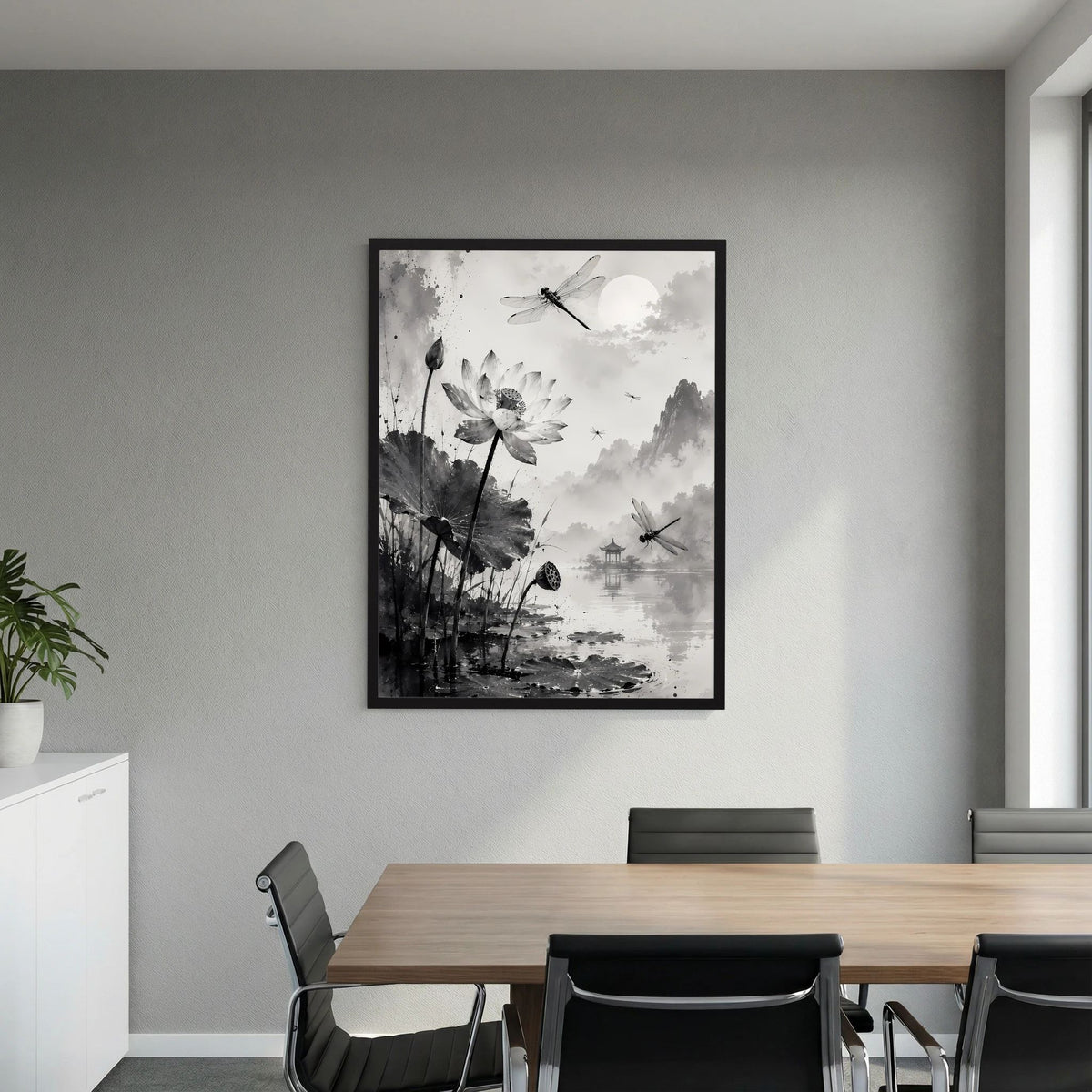 Poster im Hochformat mit Lotusblüten und Libellen in Schwarzweiß, schwarzer Rahmen
