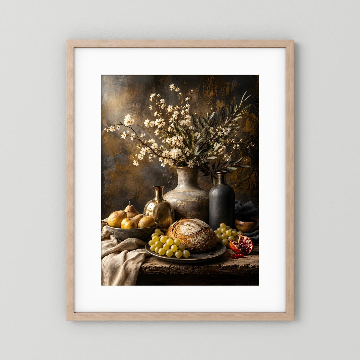 Kunstposter mit beigem Holzrahmen und weißem Passepartout: Blumen, Trauben, Brot