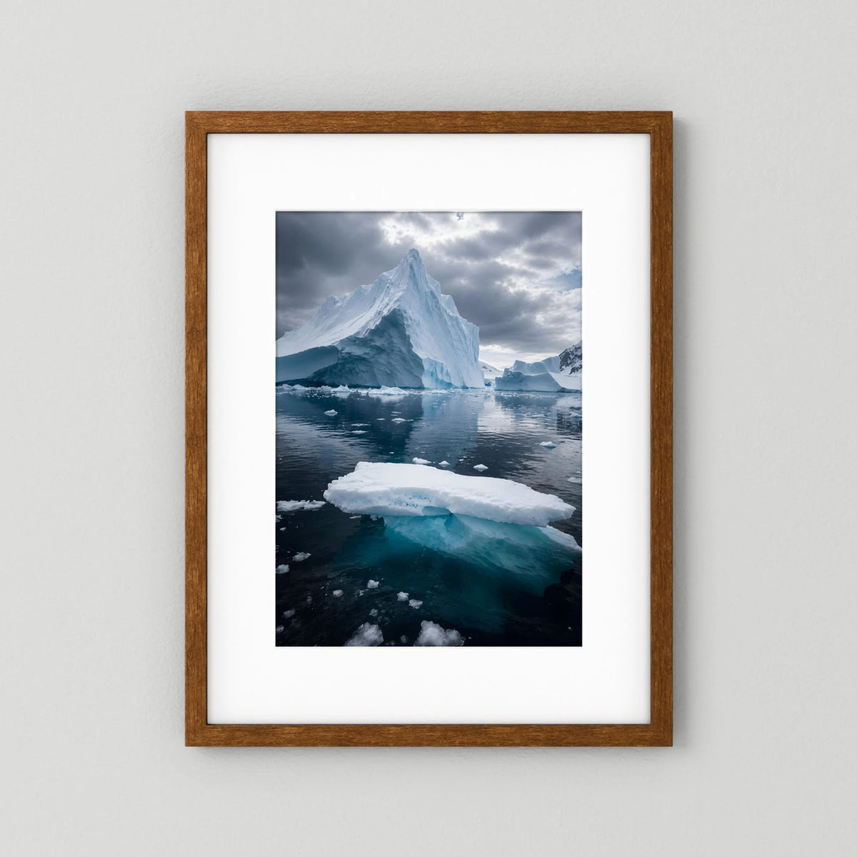 Poster mit Antarktis-Eislandschaft: Gletscherspitze, blaues Eis und Wasser, Eichenrahmen