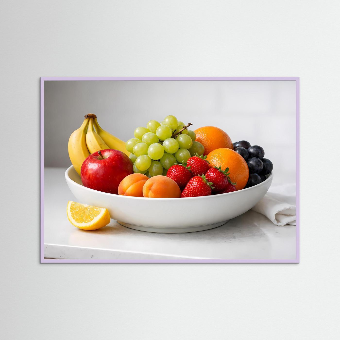 Obststillleben-Poster im Querformat: weiße Schüssel mit Früchten, Eichen-Naturrahmen.