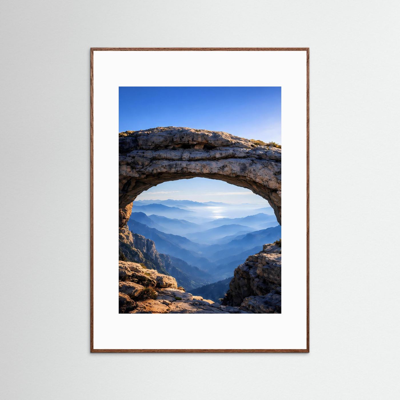 Wandposter mit Felsbogen und Bergblick im braunen Rahmen