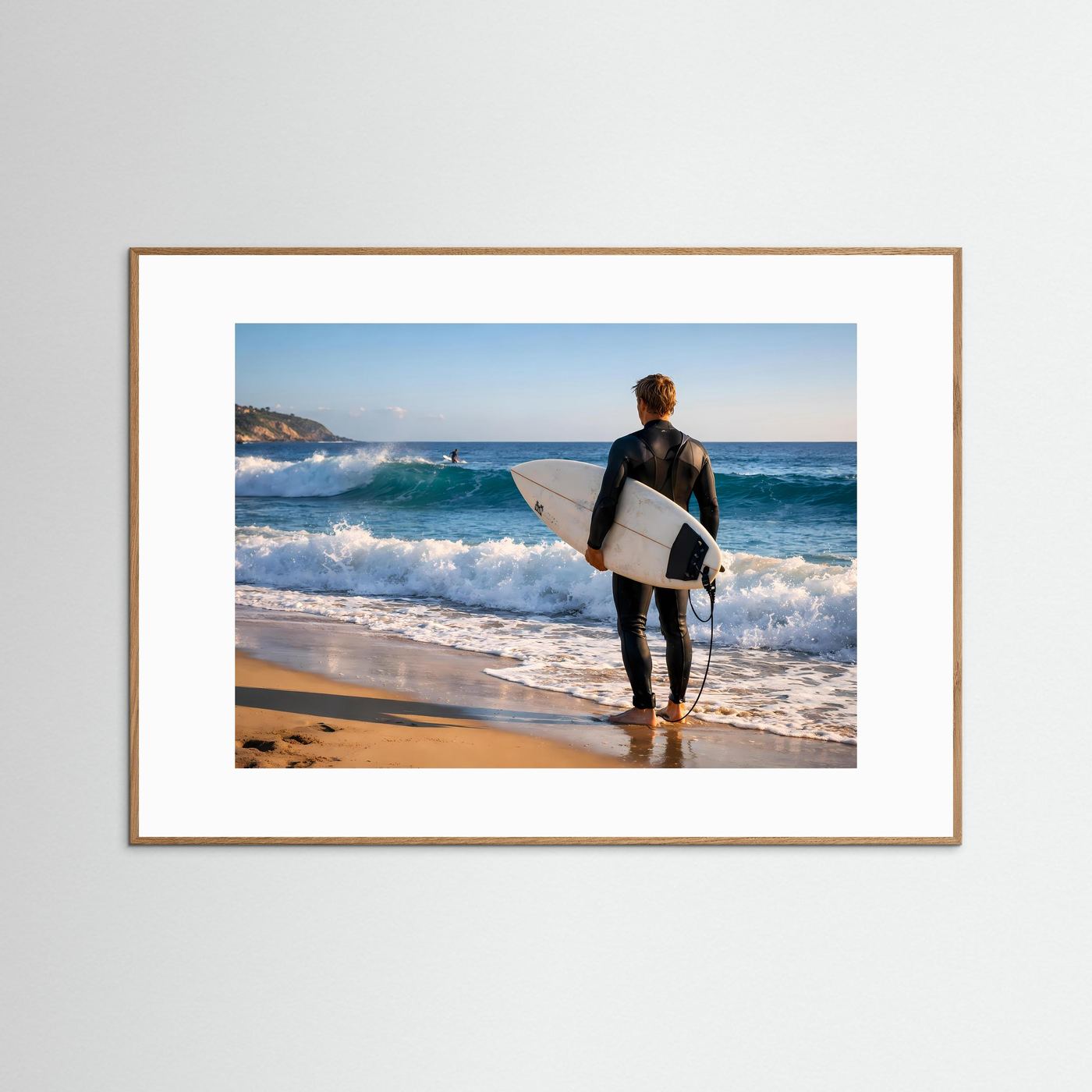 Surfer-Poster im Querformat mit Person, Surfboard getragen, Meer und Spritzwasser