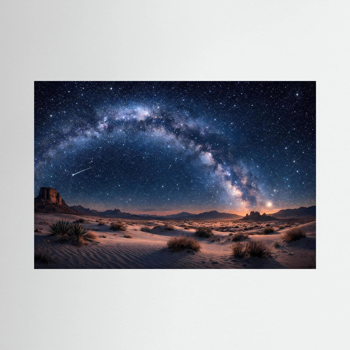 Wandbild mit Wüstenlandschaft und Milchstraße im Sternenhimmel, Querformat.
