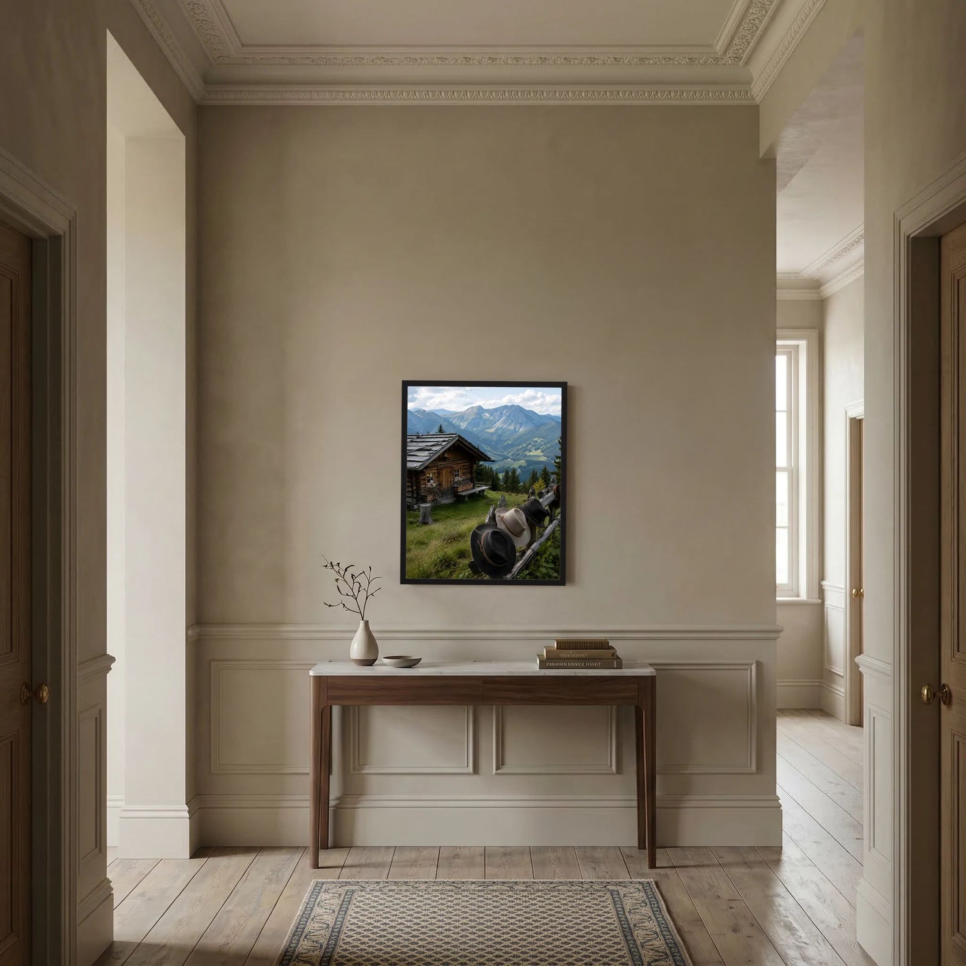 Hochformatiges Landschaftsposter mit Almhütte und Bergpanorama im schwarzen Rahmen