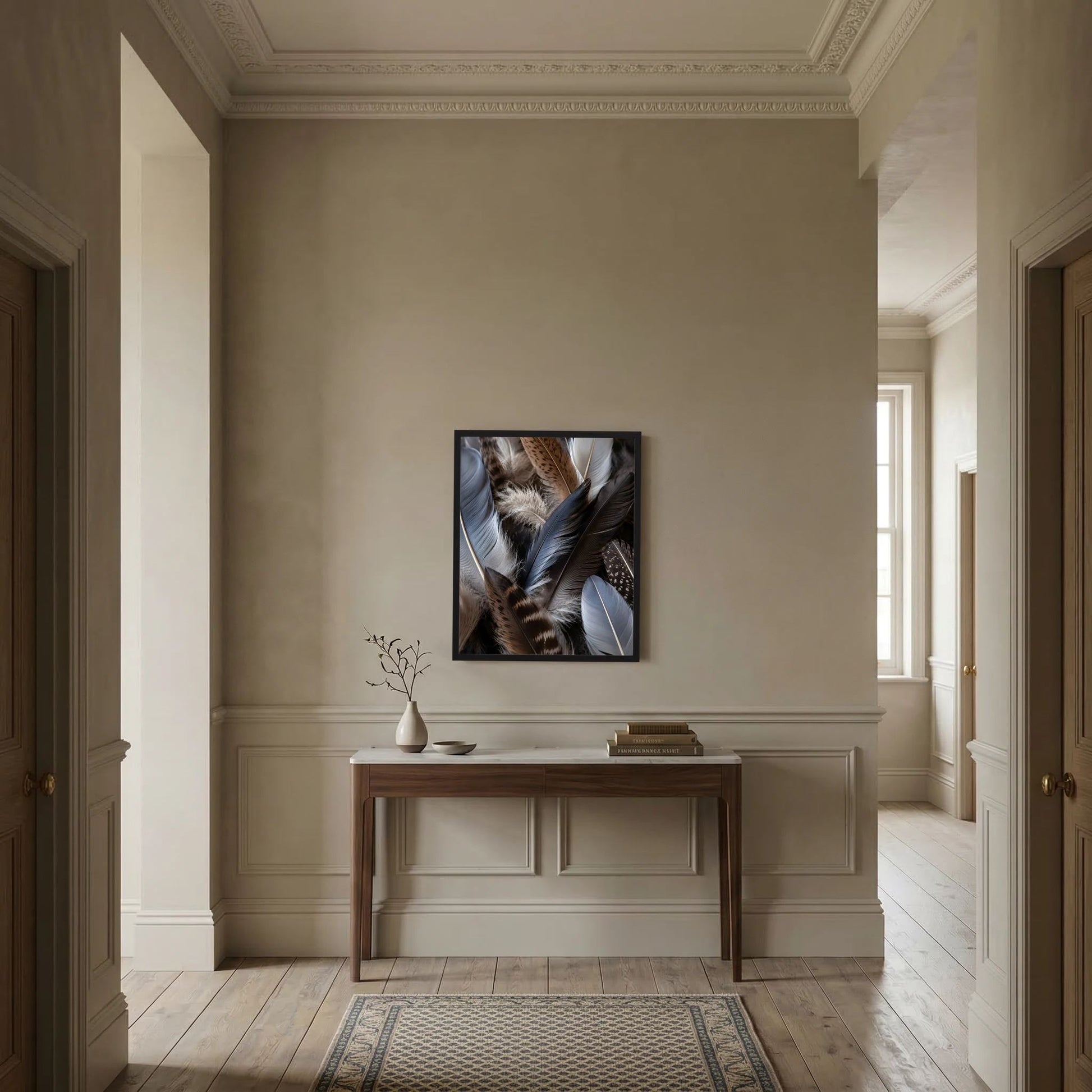 Kunstposter mit Federkomposition im schwarzen Rahmen über Konsole im Flur
