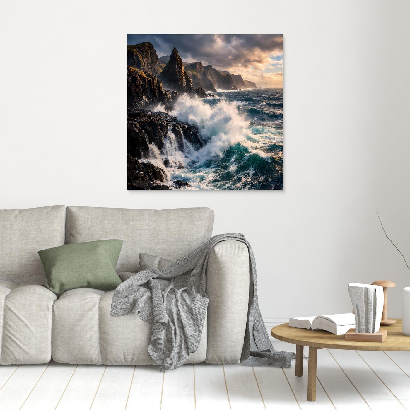 Leinwandbild mit hellem Rahmen: kleine Darstellung der wilden Meeresbrandung mit Gischt und Klippen.