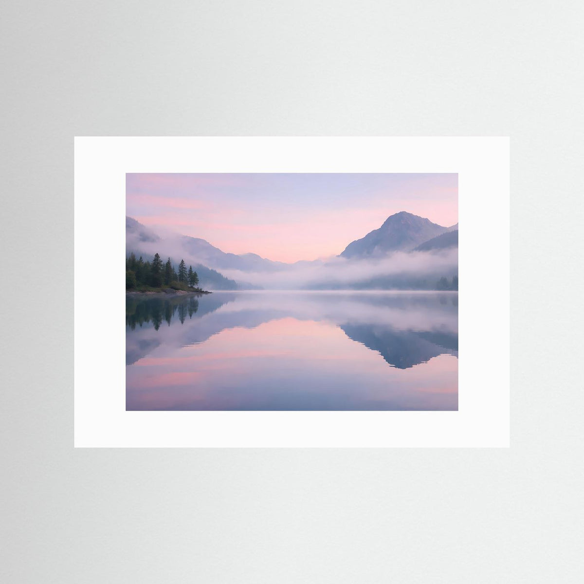 Wandkunst Bergsee-Landschaft im Dämmerlicht mit weißem Passepartout, rosa-blaue Farbtöne