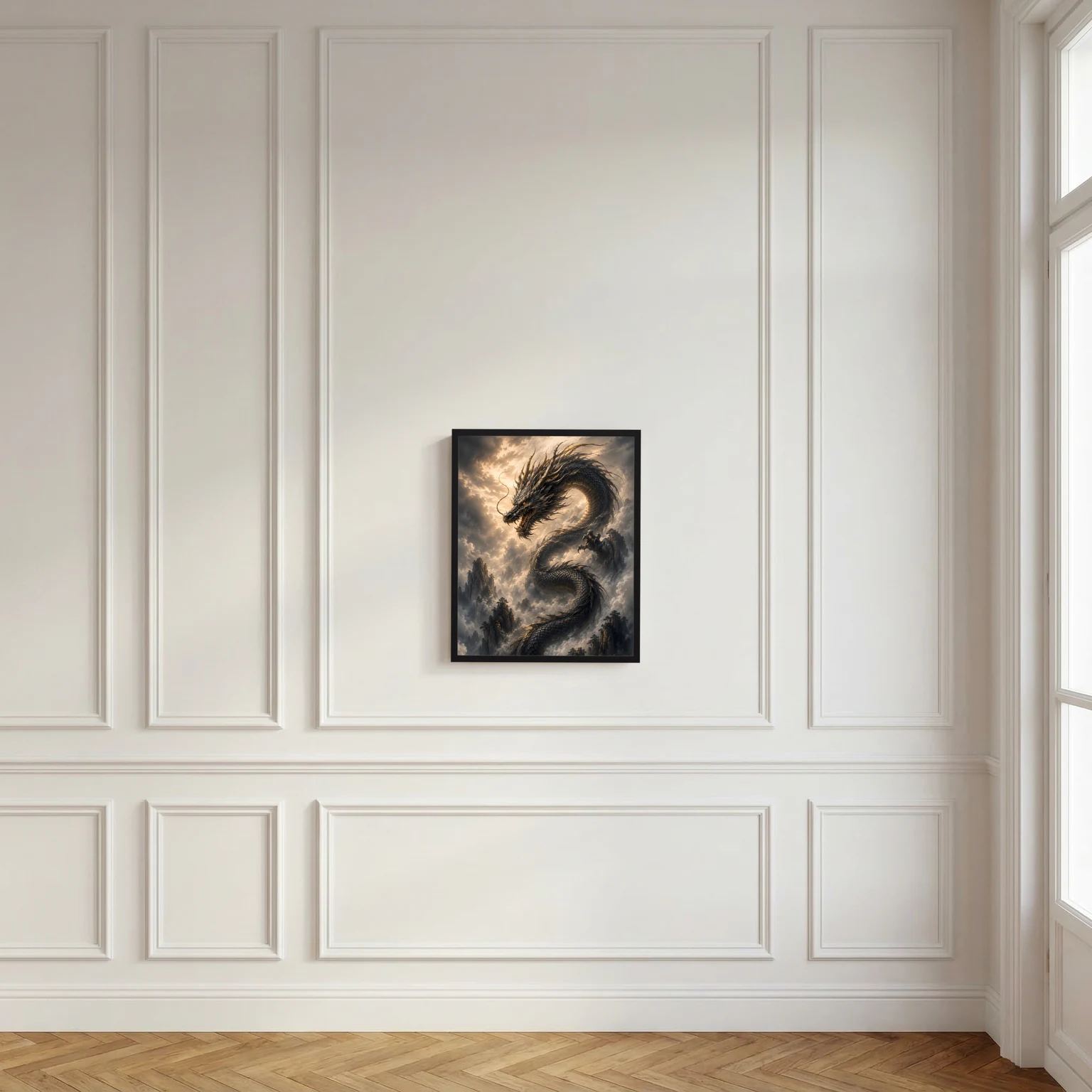 Wandbild mit schwarzem asiatischem Drachen im schwarzen Rahmen vor weißer Wand