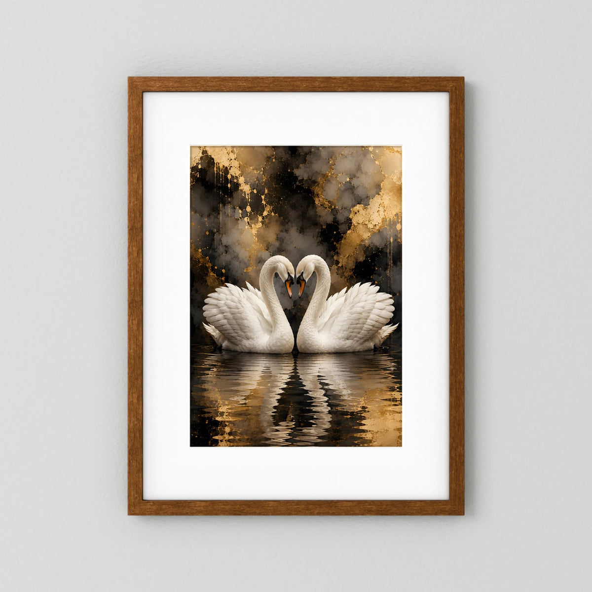Kunstposter im Hochformat: Schwanenpaar auf Spiegelwasser, brauner Holzrahmen