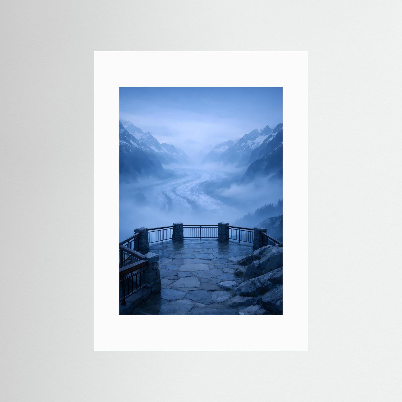 Gletscherposter mit Aussichtsterrasse und Gletscher, Berge im Nebel, blau, ohne Rahmen