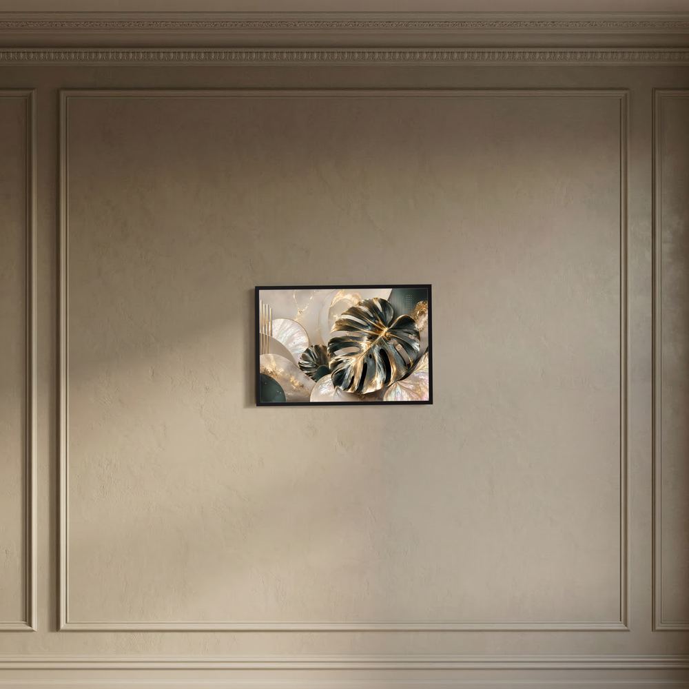 Kleines Wandposter mit goldenen Monstera-Blättern auf cremefarbenem Hintergrund, schwarzer Rahmen