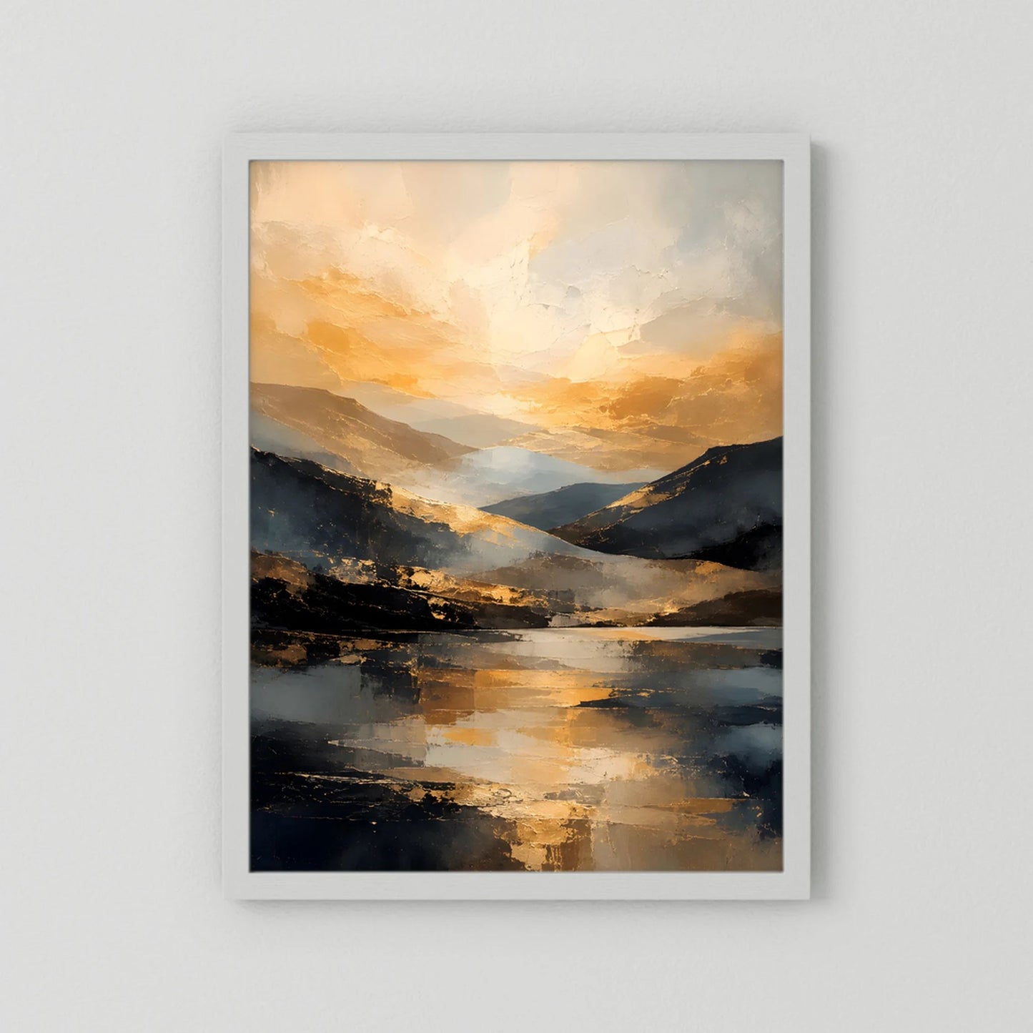 Kunstposter im weißen Rahmen, abstrakte Berglandschaft mit goldenen Akzenten und dunklem Wasser