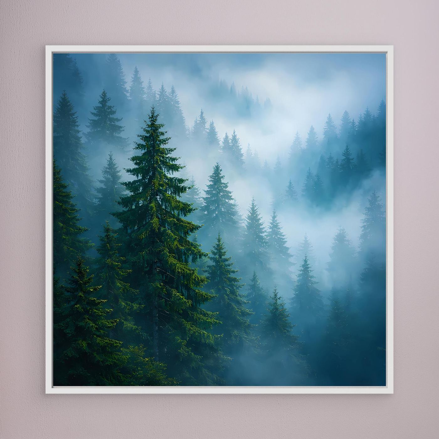 Leinwandbild mit blauen Tannen im Nebel, weißer Rahmen