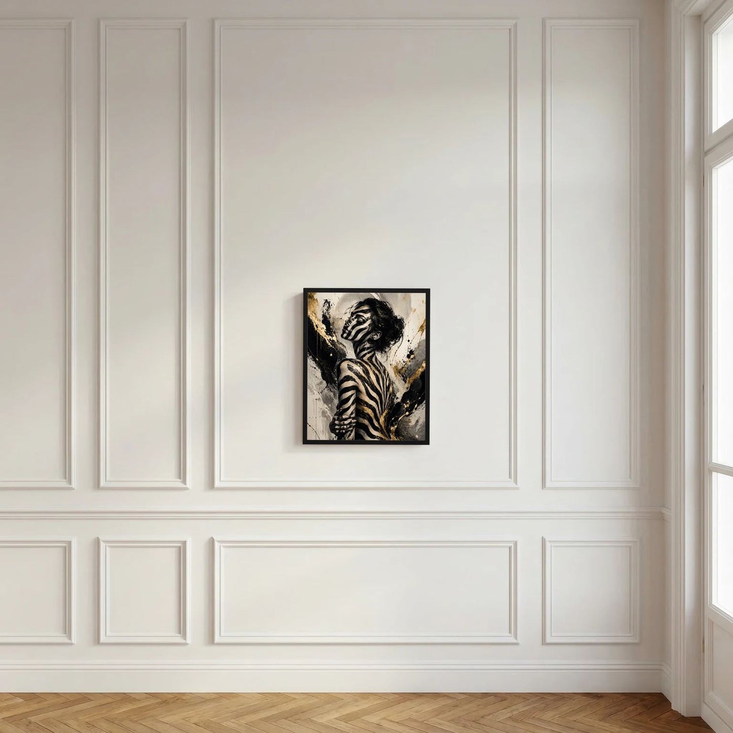 Gerahmtes Poster an der Wand: Frauengesicht mit Zebra-Bodypainting, Schwarz-Gold-Sprenkeln