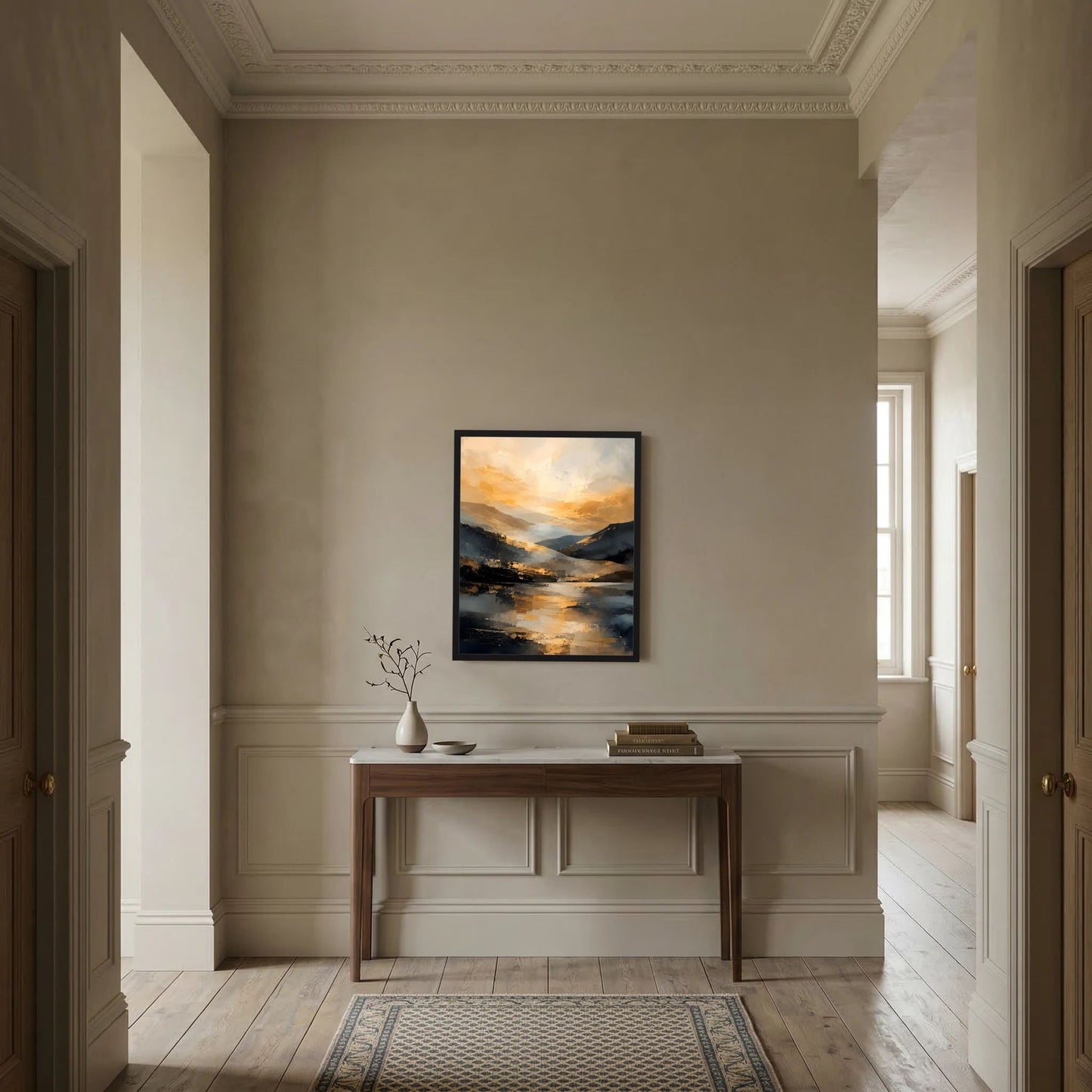 Kunstposter mit abstrakter Berglandschaft in Gold, Schwarz und Creme, schwarz gerahmt.