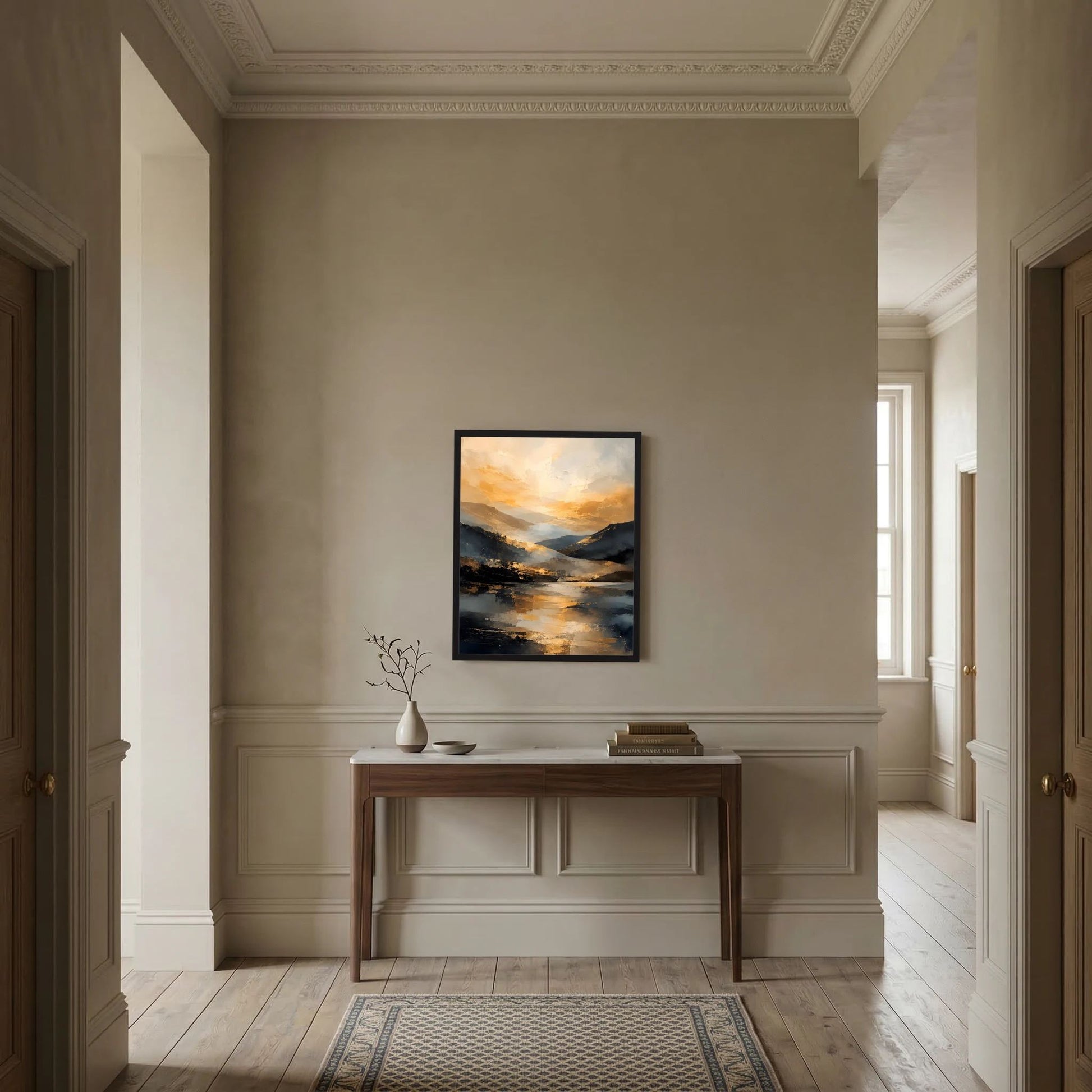 Kunstposter mit abstrakter Berglandschaft in Gold, Schwarz und Creme, schwarz gerahmt.
